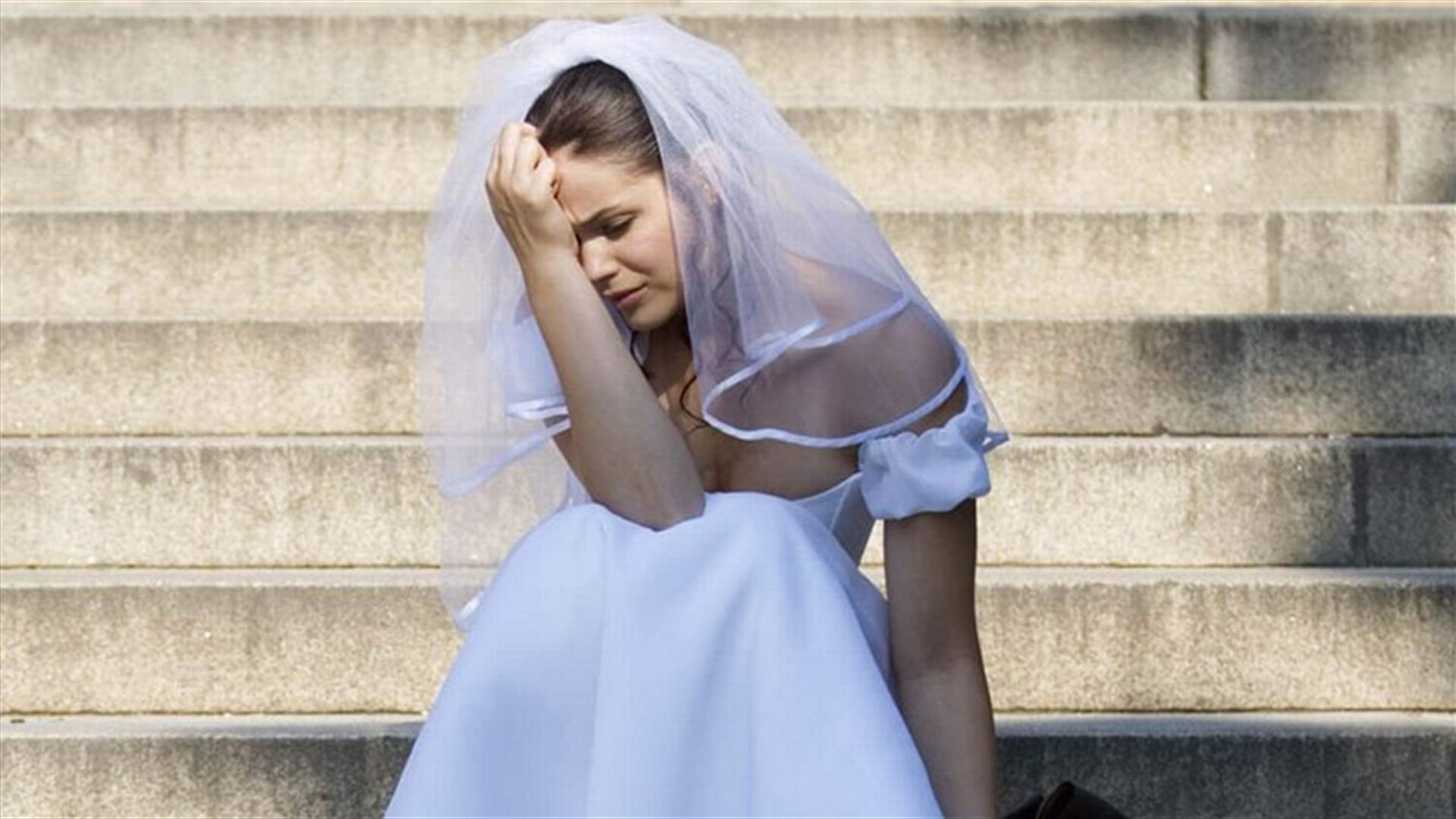 تزوجت من رجل غريب دون علمها بسبب "خدعة" في العمل