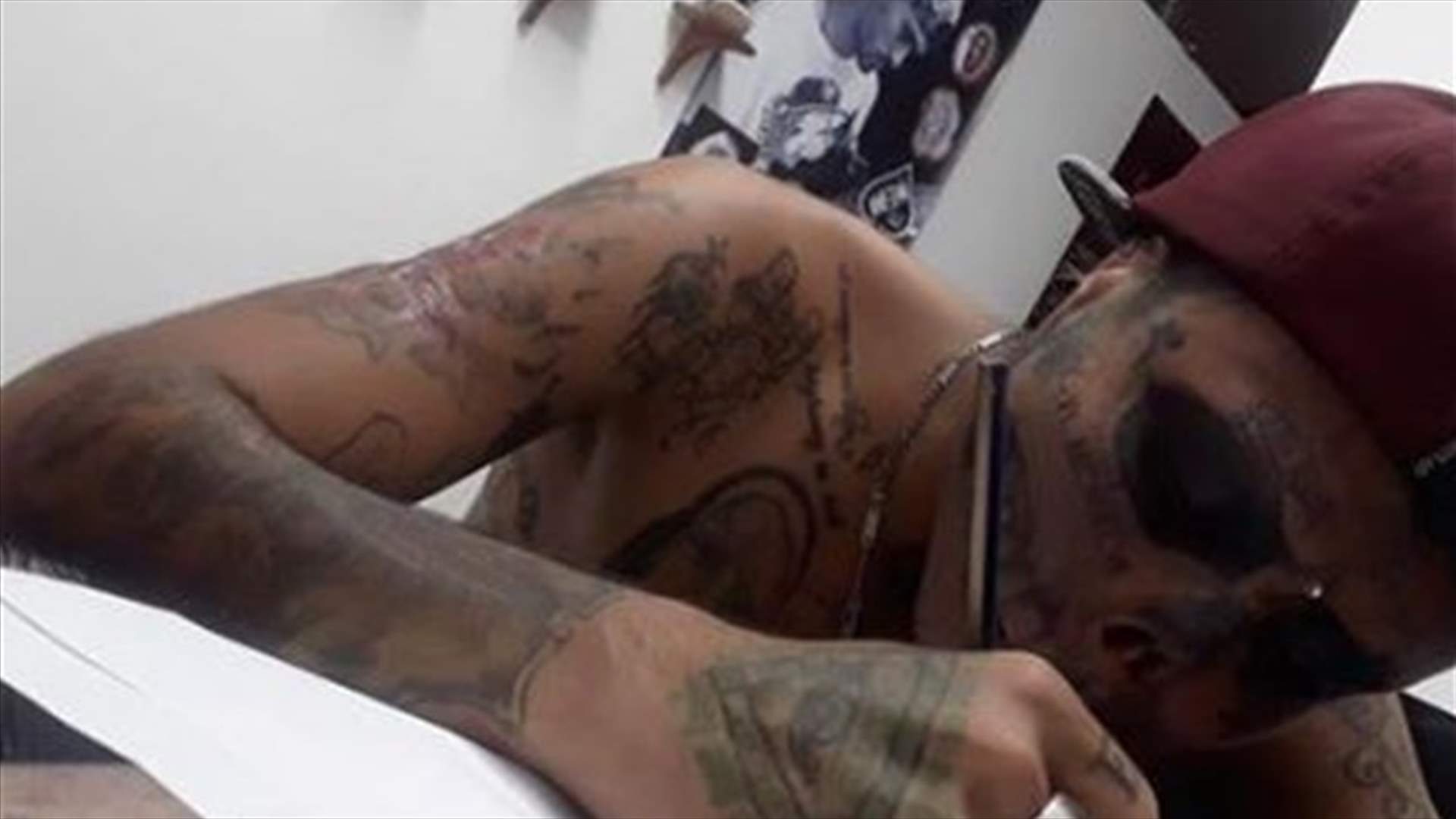 رجل يُقدم على المستحيل ليُشبه الجمجمة... إليكم الصور