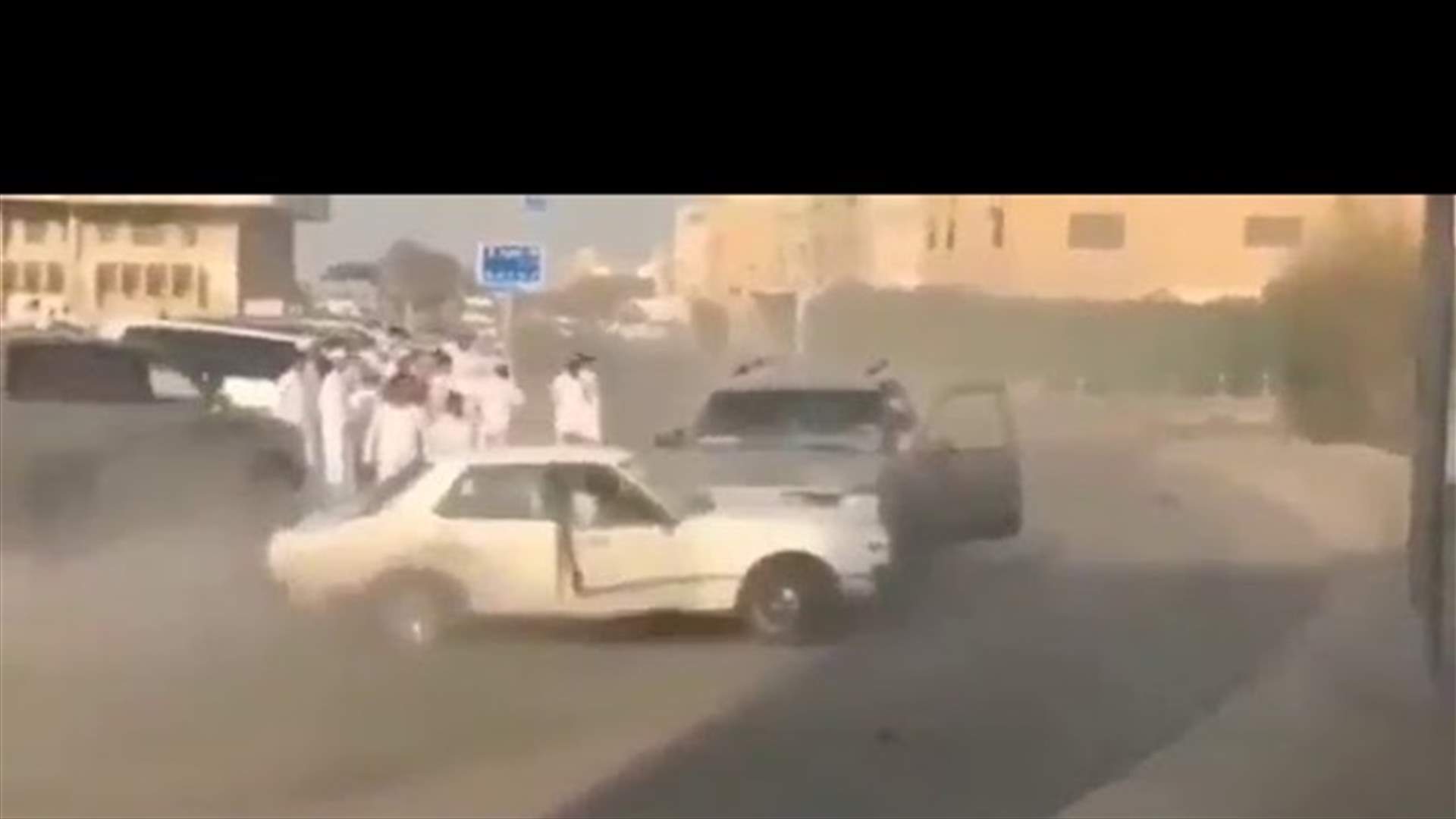 عراك عنيف بين أكثر من 20 شاباً... وتصادم قوي بين سيارتين