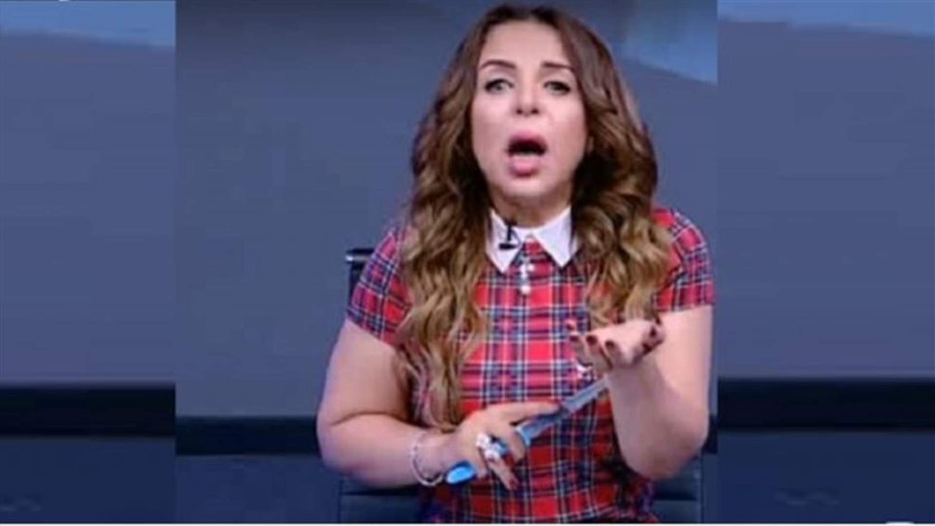 إعلامية مصرية تقطع شرايين يدها مباشرة على الهواء