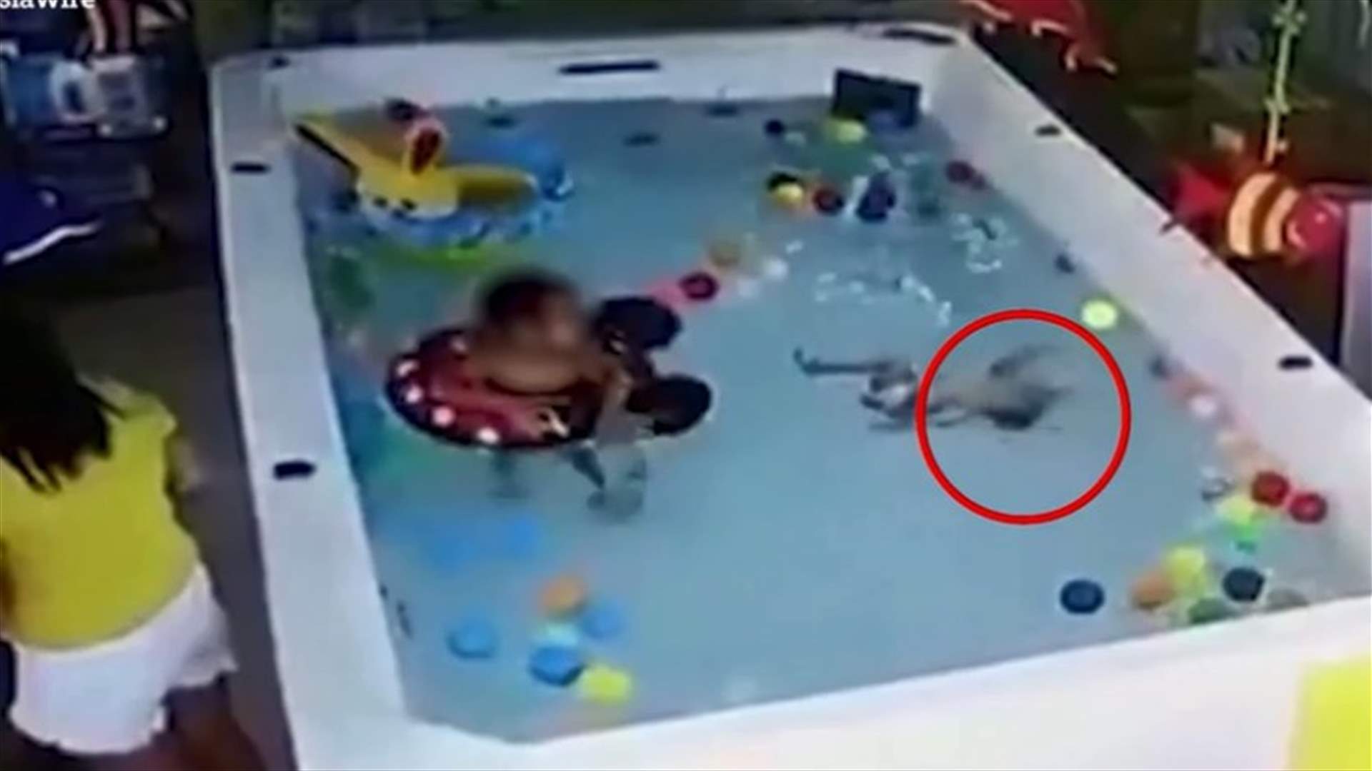 أدارت نظرها عن طفلتها لتتصفح الهاتف... فوقعت الكارثة في حوض السباحة!