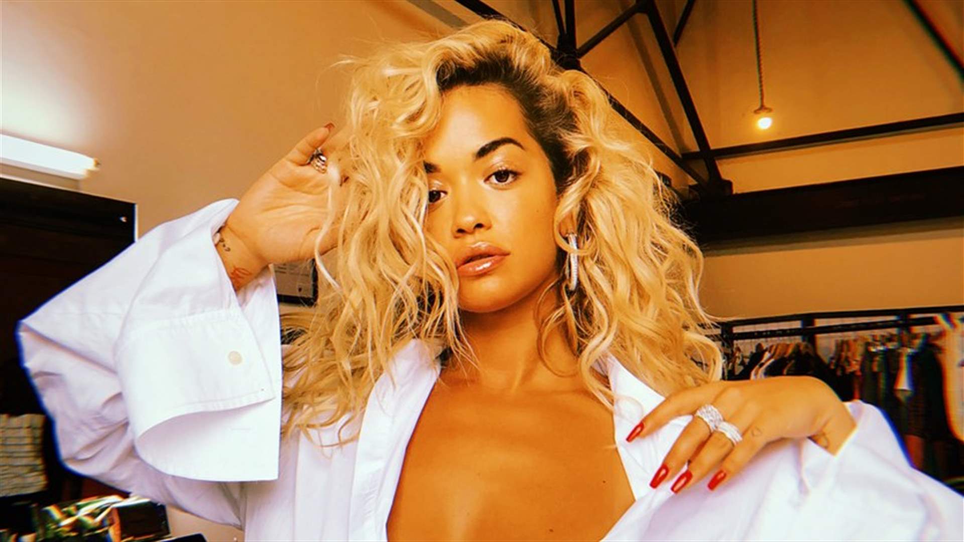 ريتا أورا تتباهى بصورها عارية على انستغرام... وتعليق غريب
