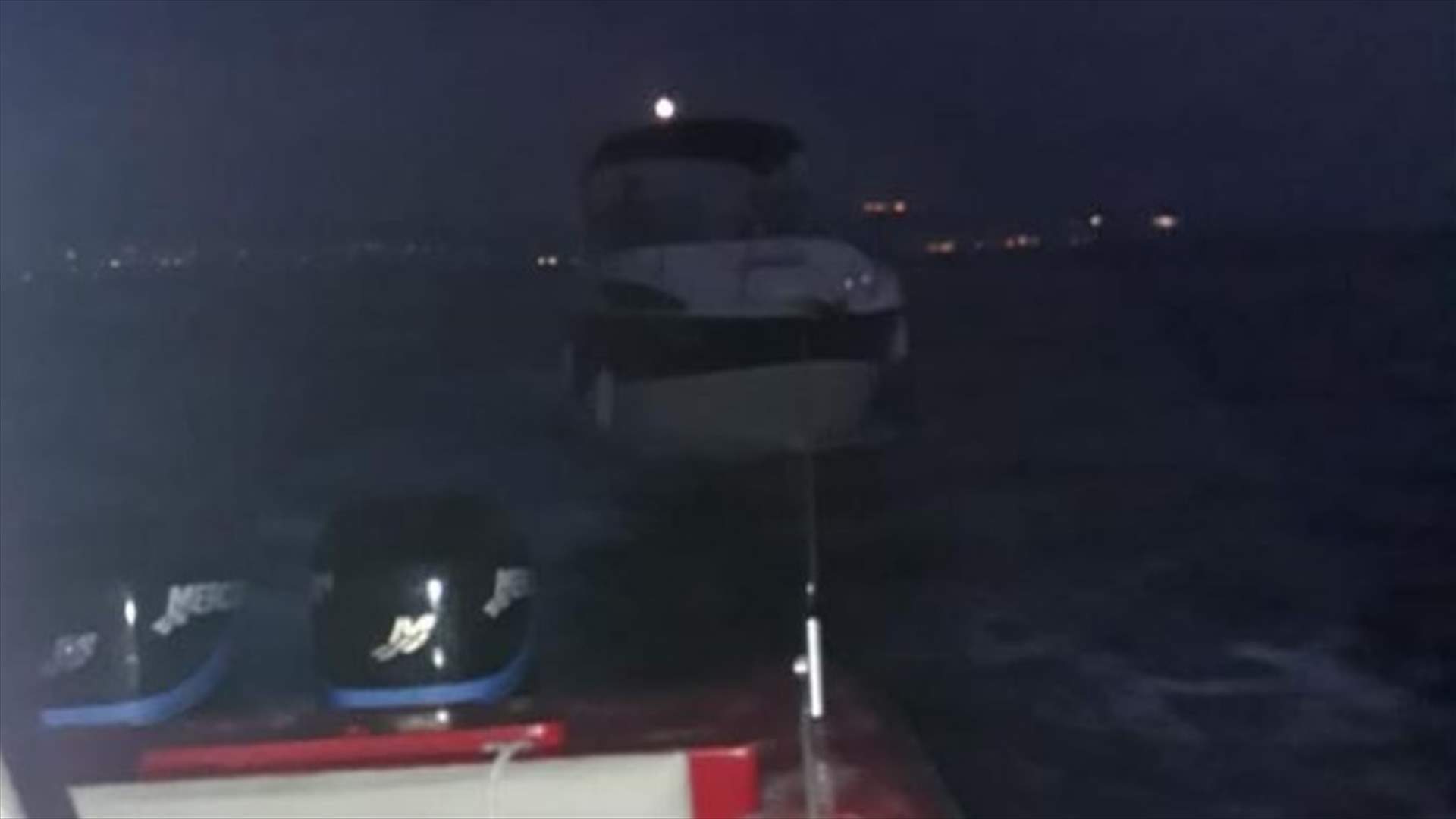 سحب زورق سياحي معطل قبالة شاطئ صور