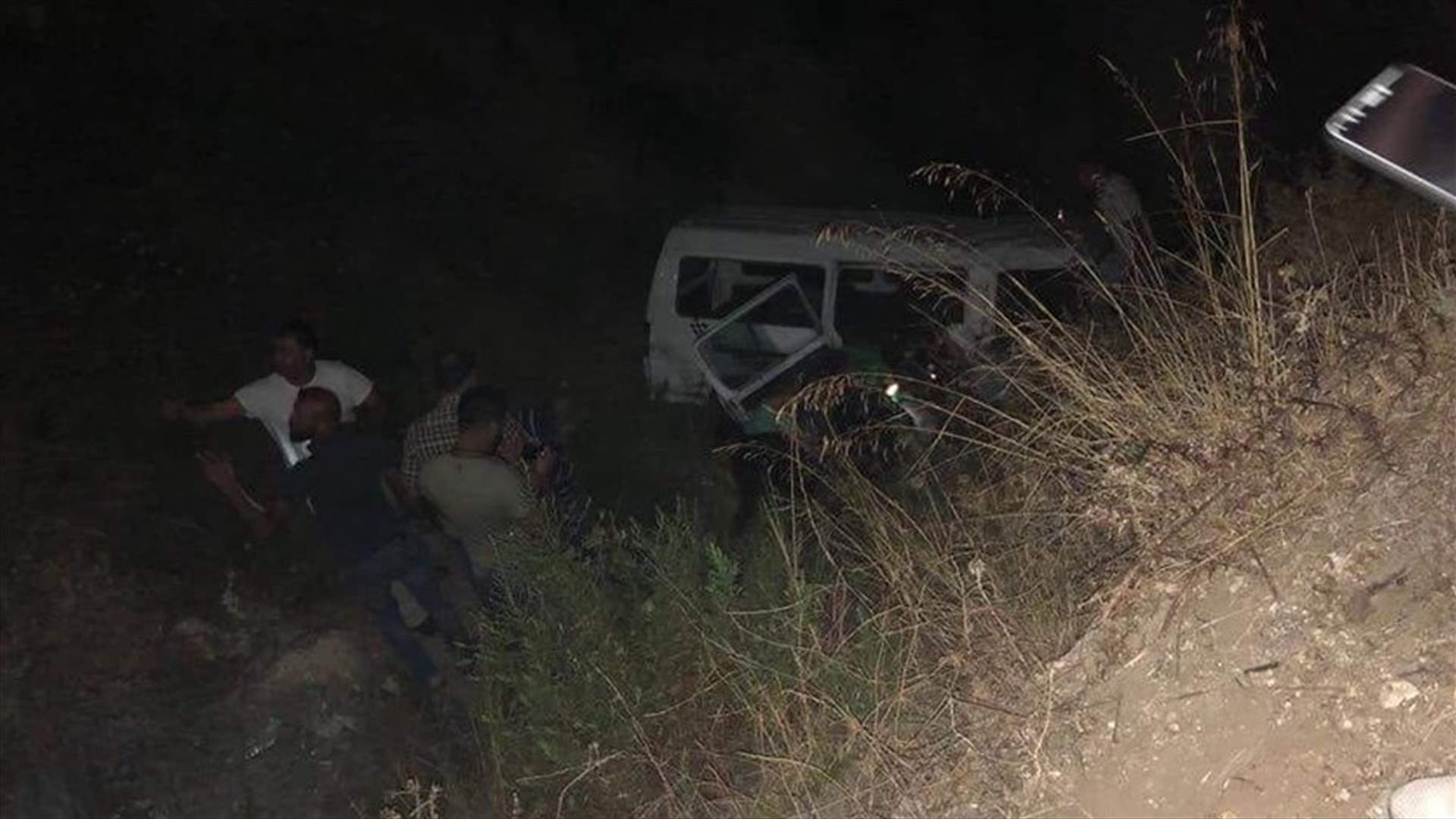 13 جريحا اثر تدهور فان على طريق عام العيشية (صورة)