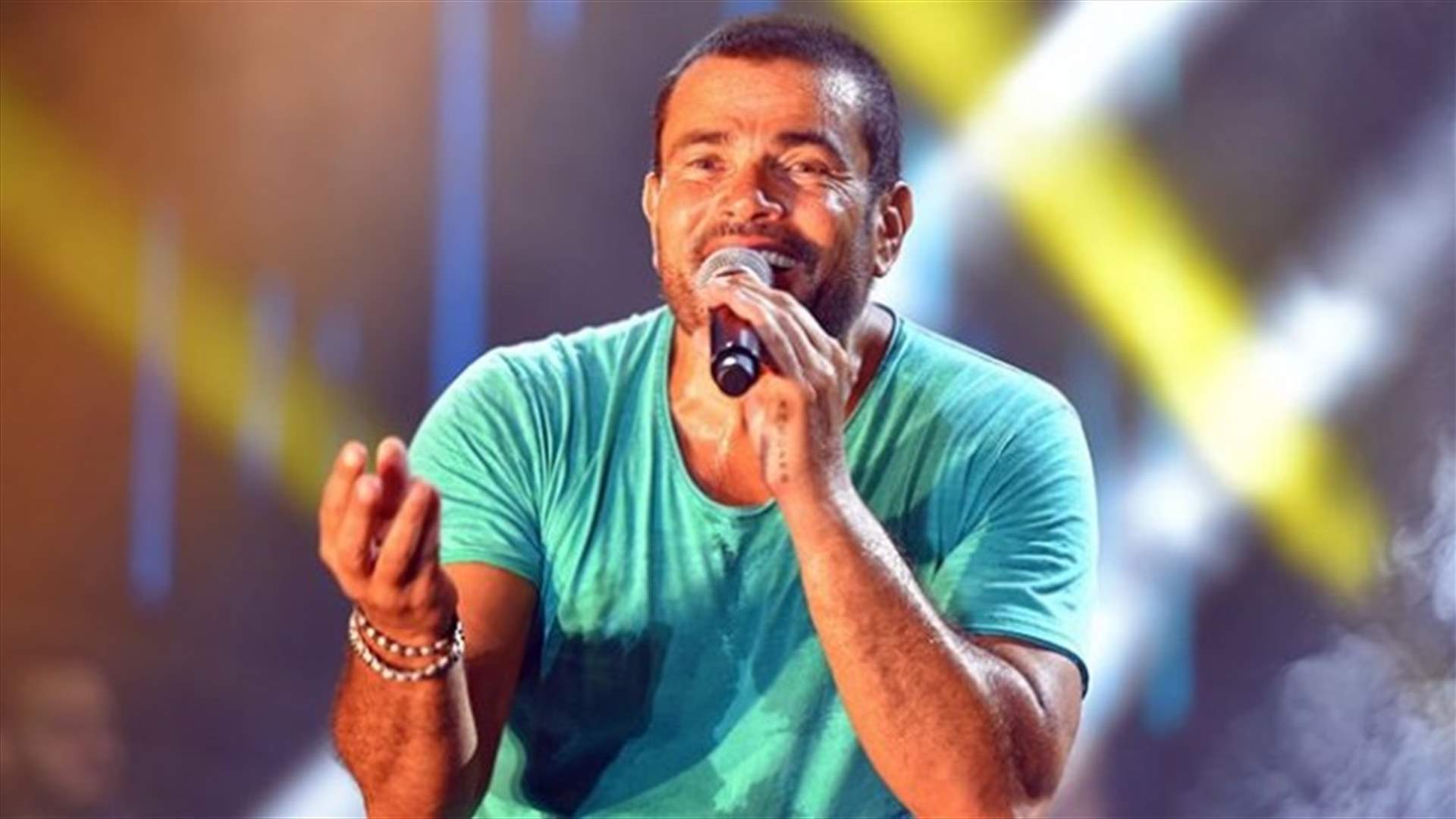 عمرو دياب يضرب حارسه الشخصي بالفيديو.. هذا ما فعله على المسرح!