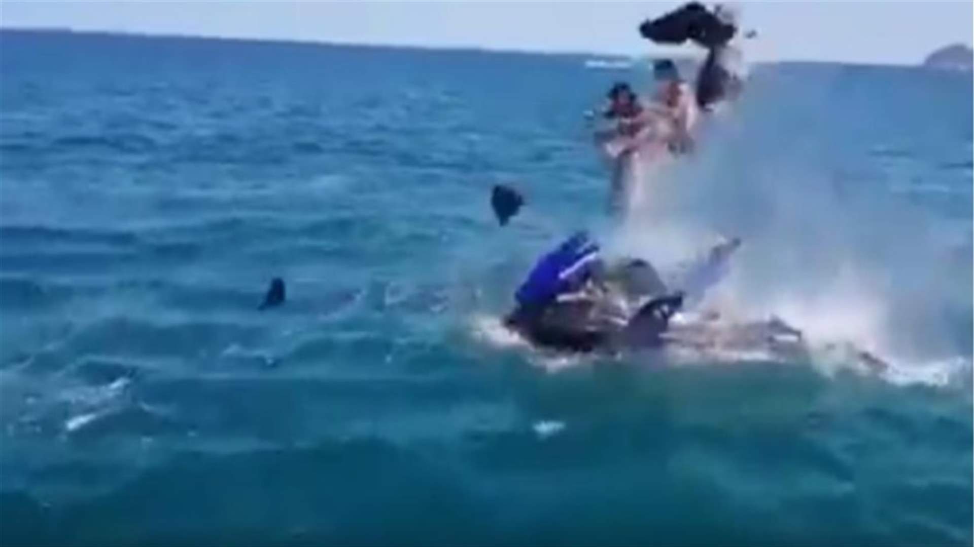 لحظة انفجار دراجة مائية في البحر الأسود بسائحين على متنها (فيديو)