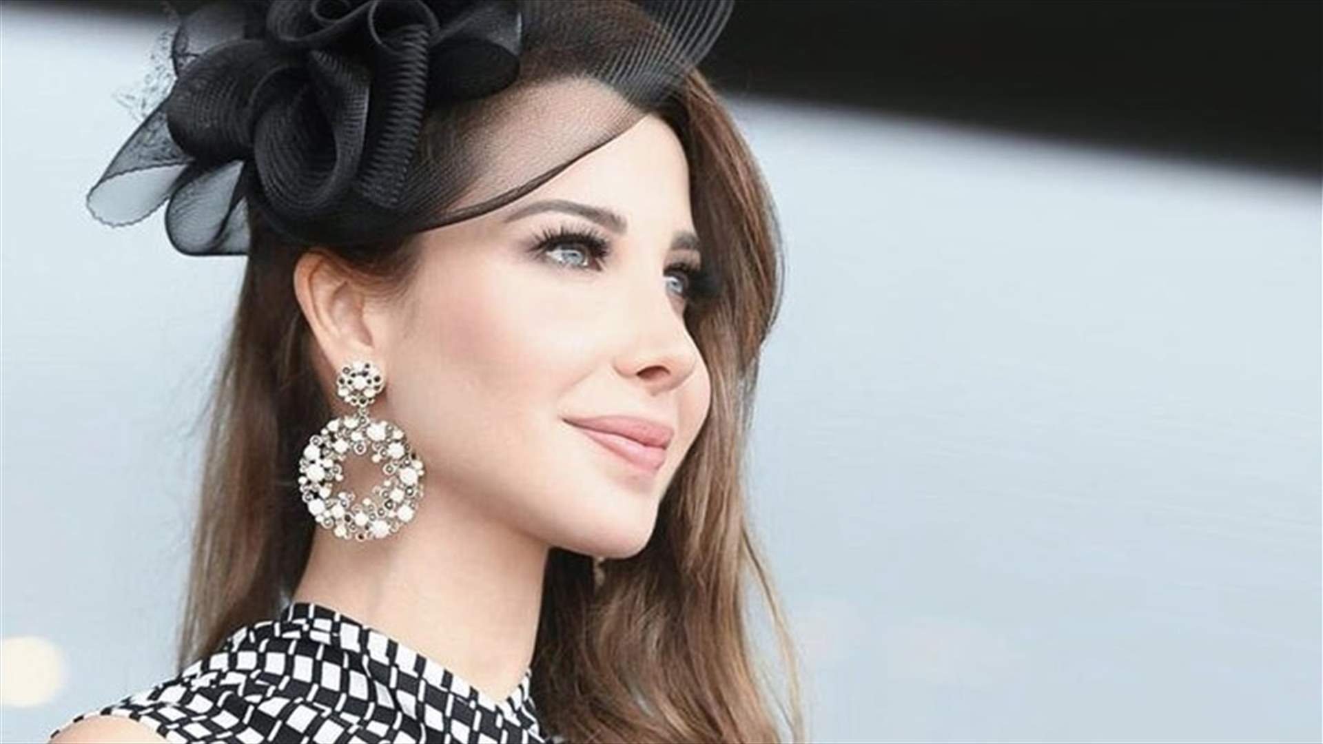 نانسي عجرم تُظهر حملها الثالث بفستان أسود في براغ (صورة)