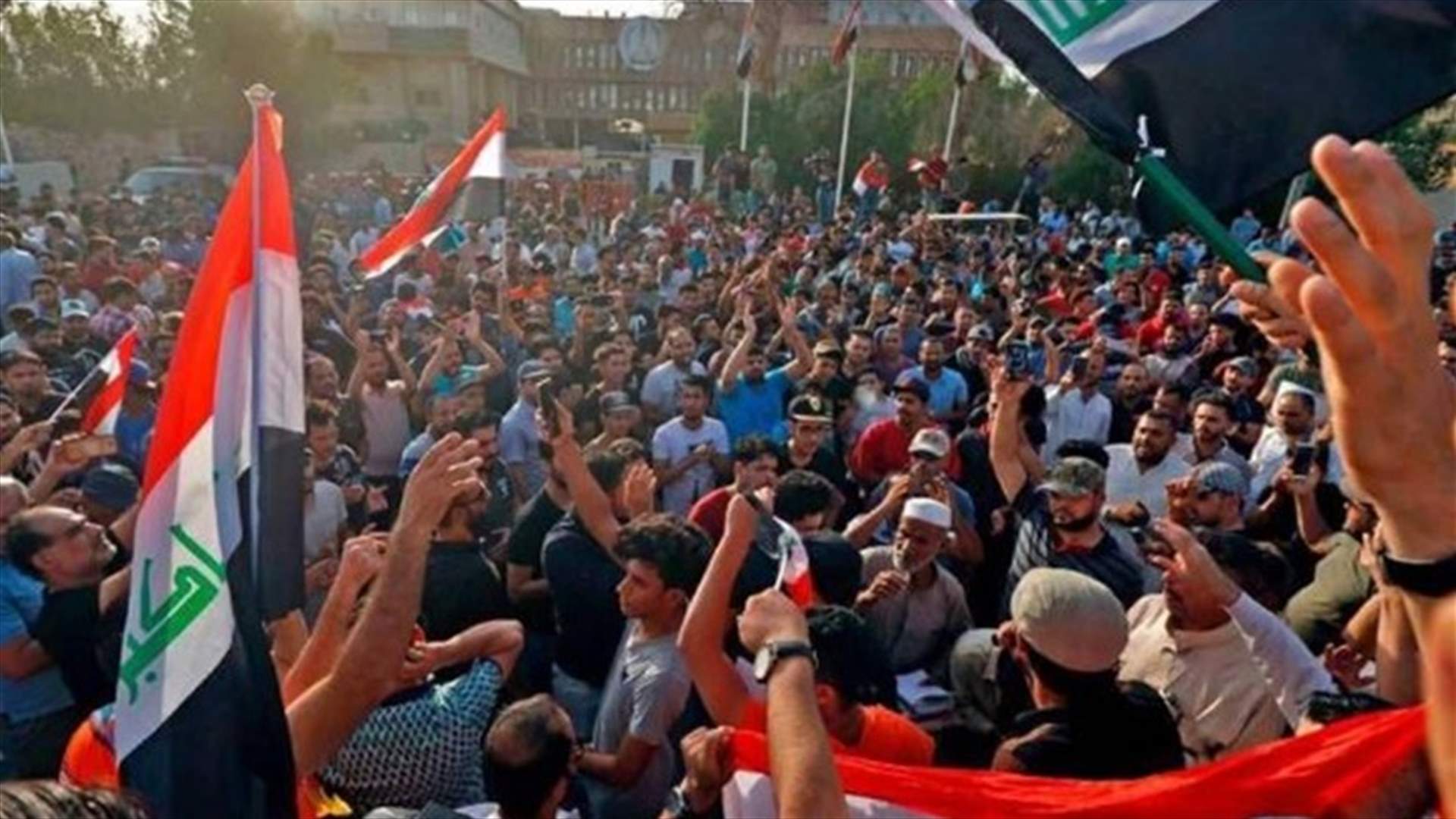 محتجون يتجمعون عند مدخل حقل نهر بن عمر النفطي في جنوب العراق