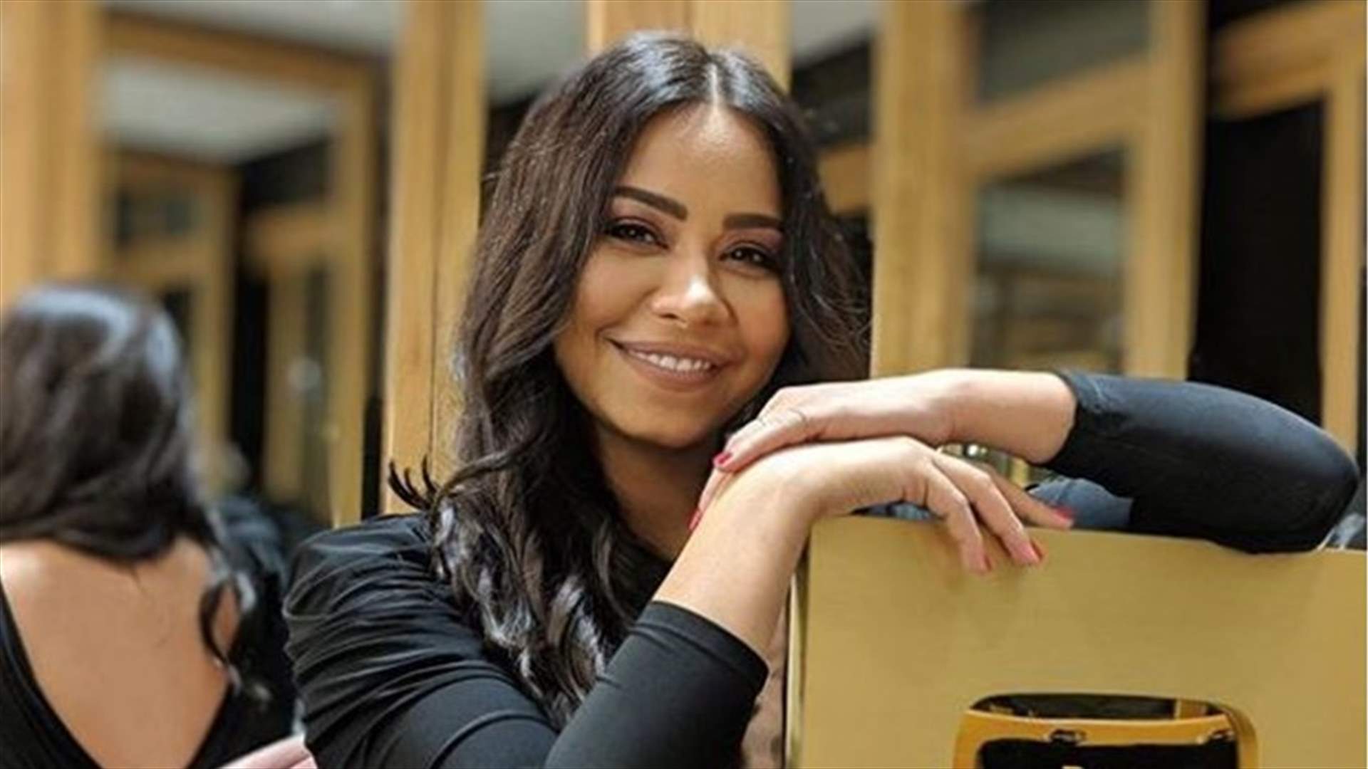 شيرين  عبد الوهاب تحذف صور شقيقتها بعد التعليقات الساخرة من إطلالتها!