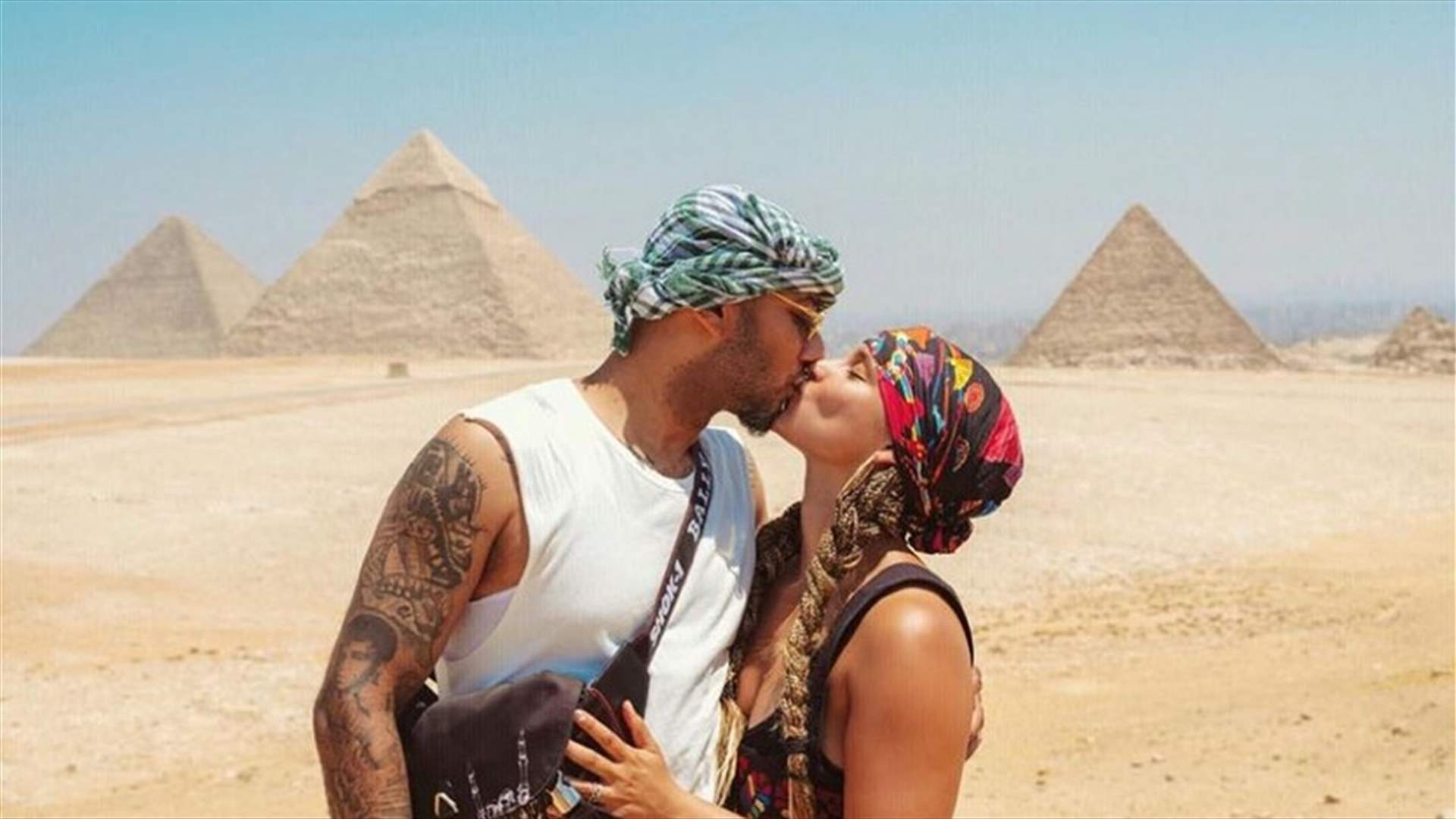 أليشيا كيز وزوجها يتعلمان اللغة العربية أثناء زيارتهما لمصر (فيديو)