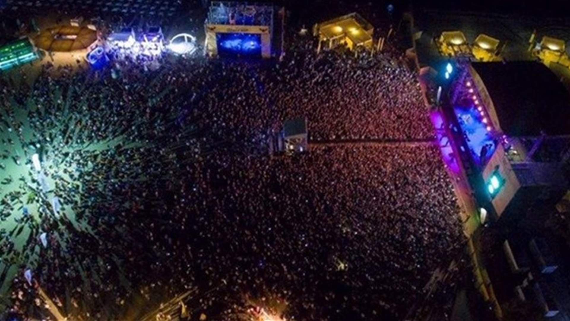 فنان تركي يُفاجئ جمهوره بدخوله الغريب إلى المسرح (فيديو)