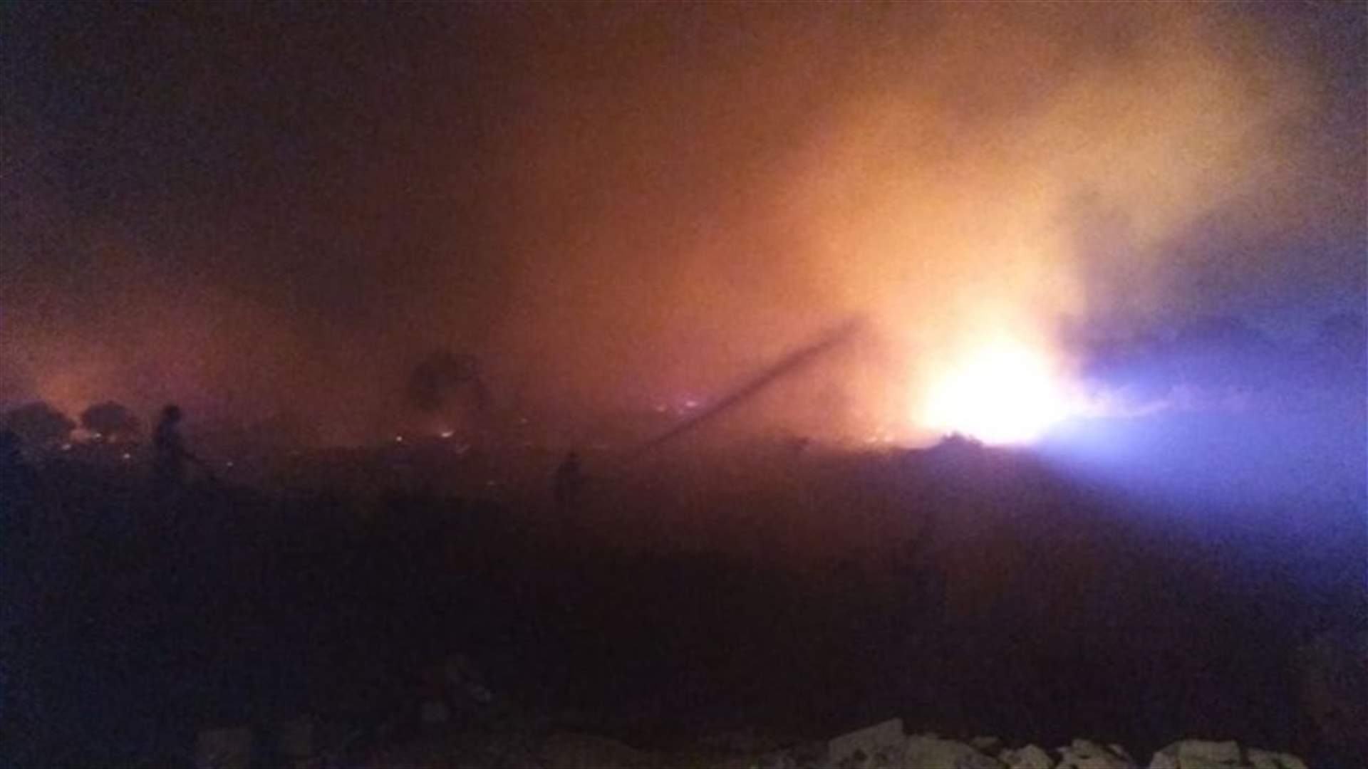 حريق هائل بين بلدتي بطرام وبشمزين... وتخوف من امتداده