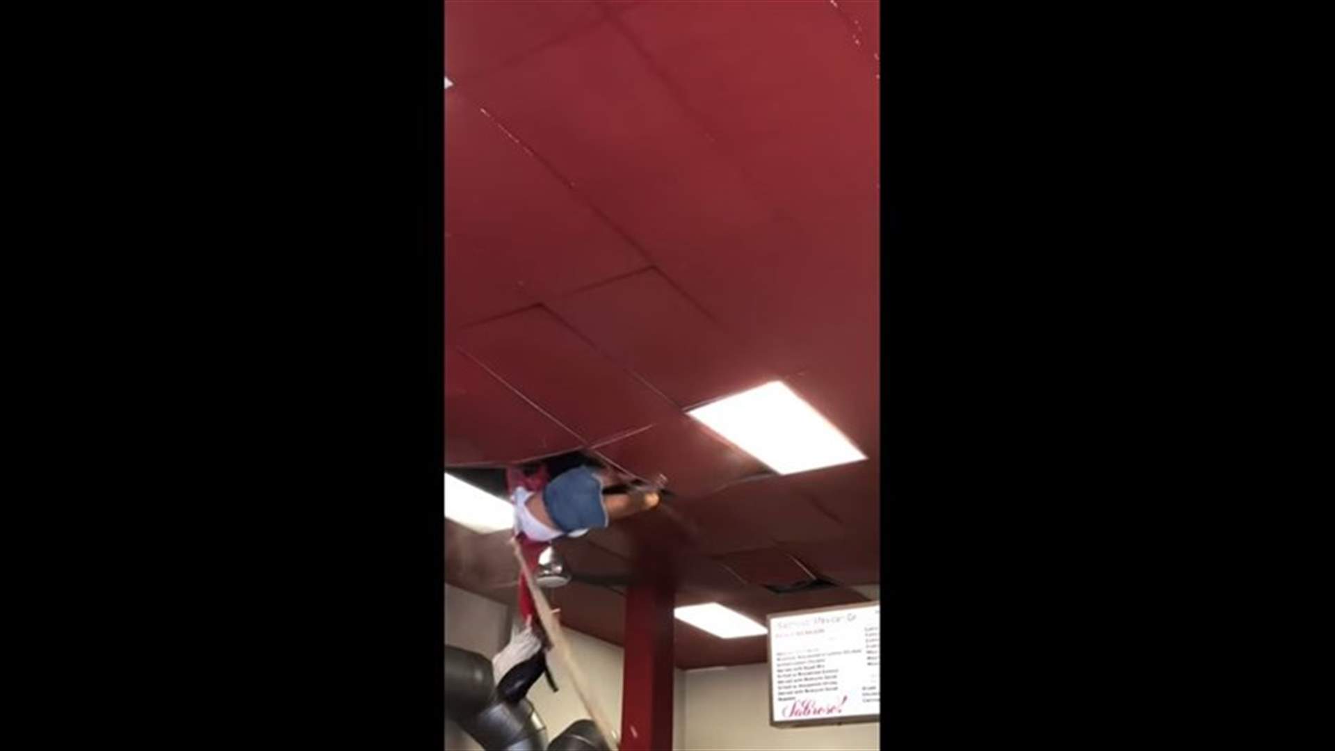 سيدة سقطت من سقف مطعم... فيديو وثّق ما حصل