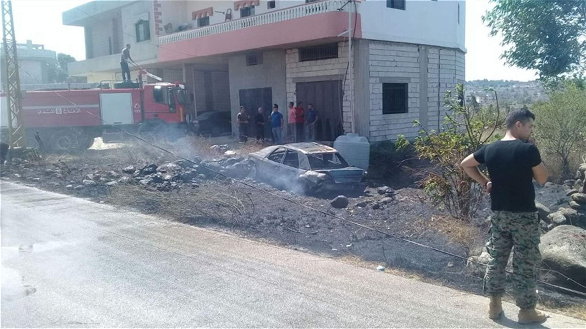 احتراق سيارة على طريق عام عين الزيت...ونجاة سائقها بأعجوبة (صورة)