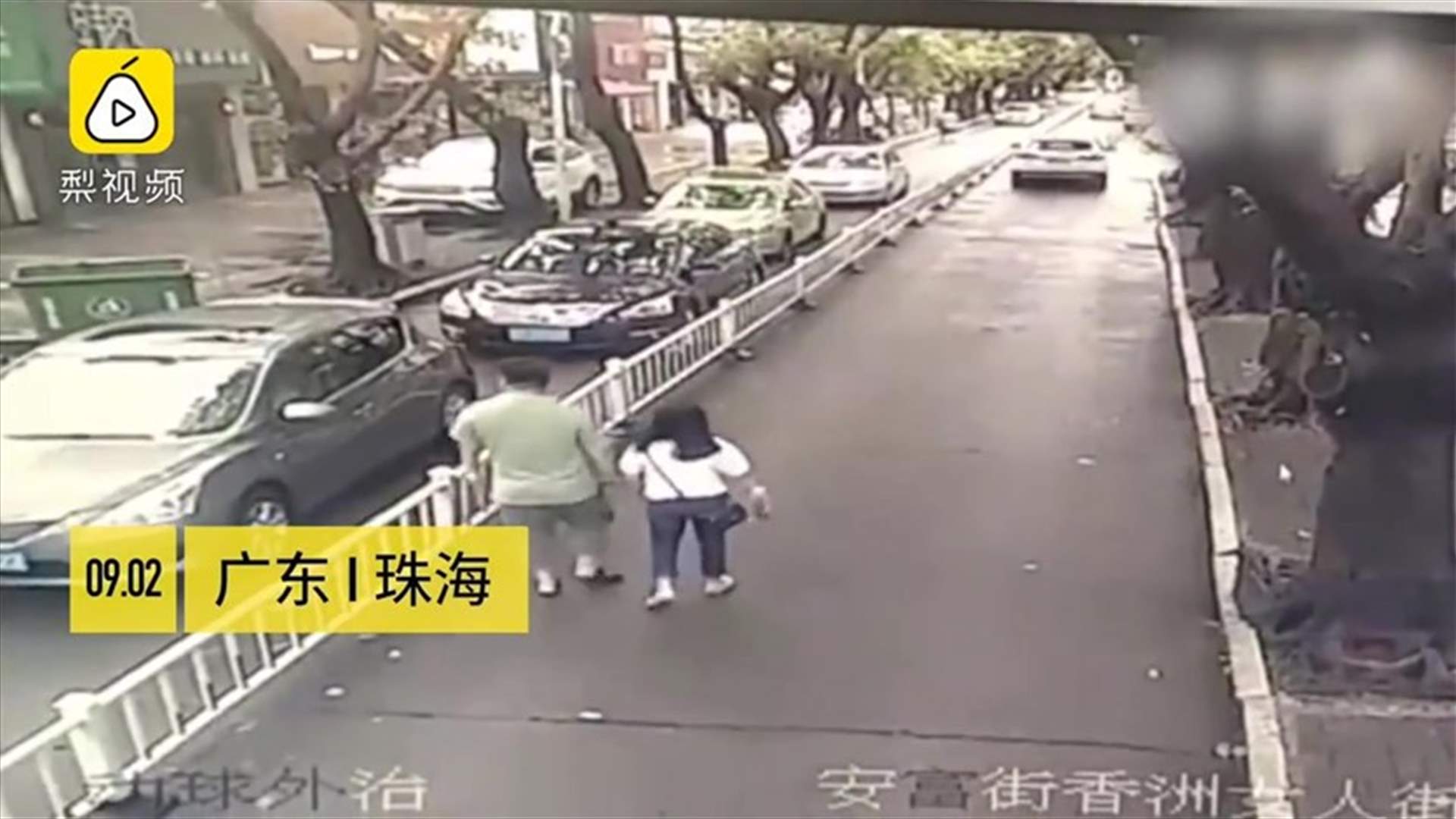 دهست امرأة على الرصيف عن غير قصد... كيف حصل الحادث؟ (فيديو)