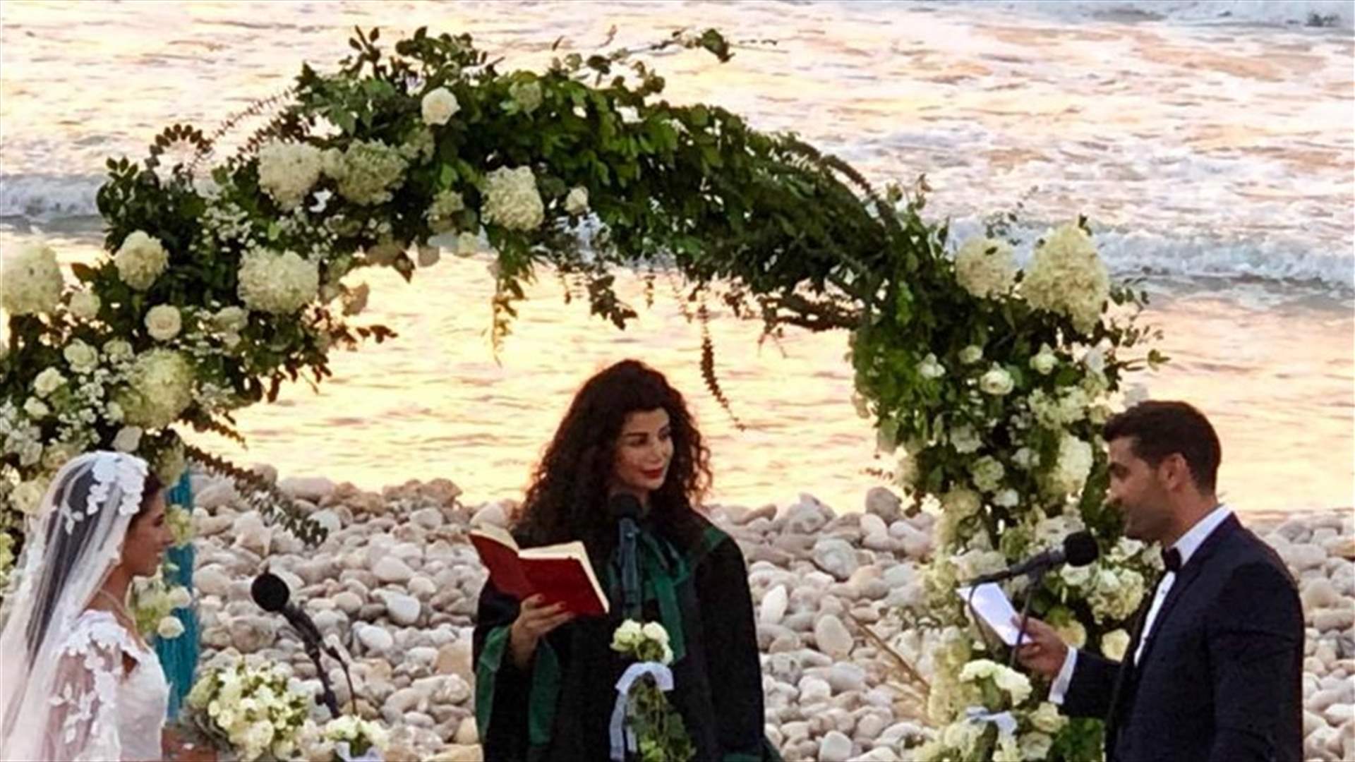 جمانة حداد "تزوّج" ثنائيا على شاطىء البحر... (صور)