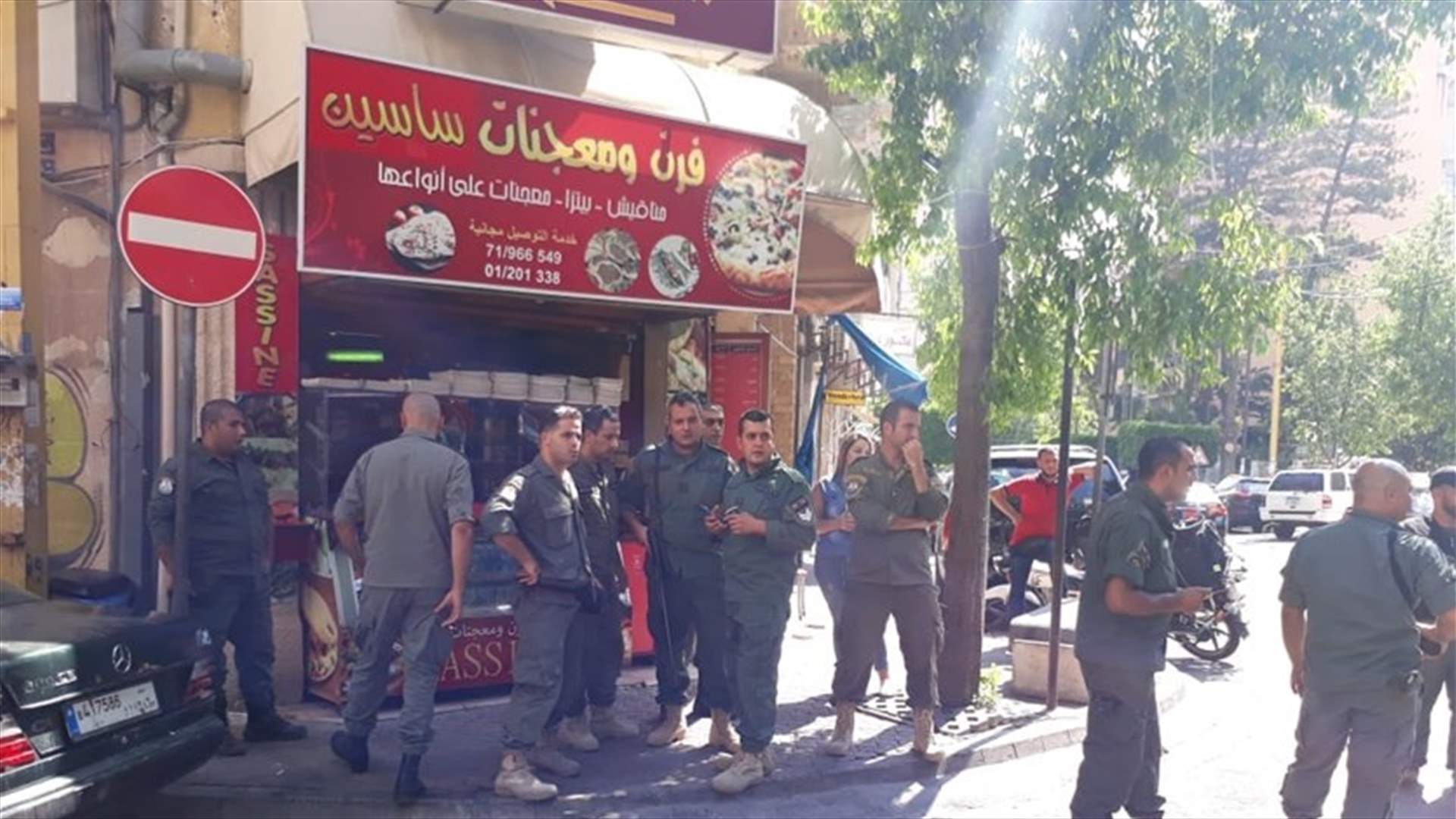 إقفال ووضع الأختام على فرنين للمعجنات في الاشرفية (صور)