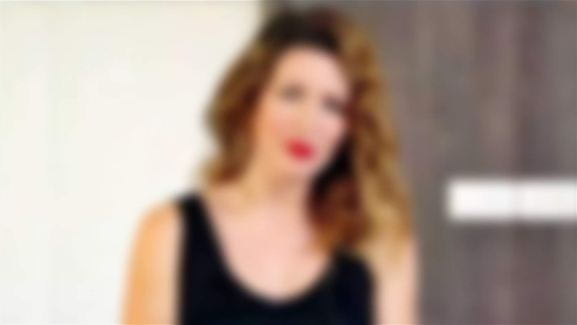 نجمة عربية تتفاجأ بظهورها في فيلم إباحي