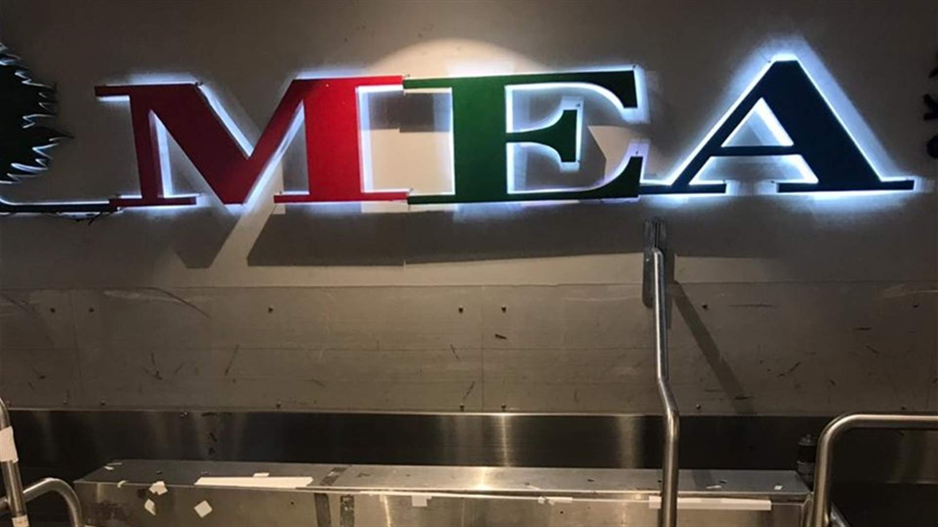 مشهد مؤسف في مطار بيروت...(صور)