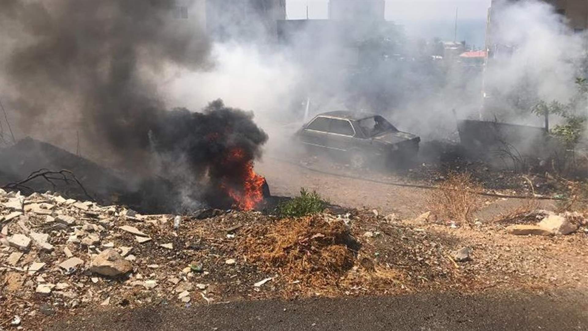 حريق كبير فوق جسر مستشفى البترون... والنيران تلامس المنازل