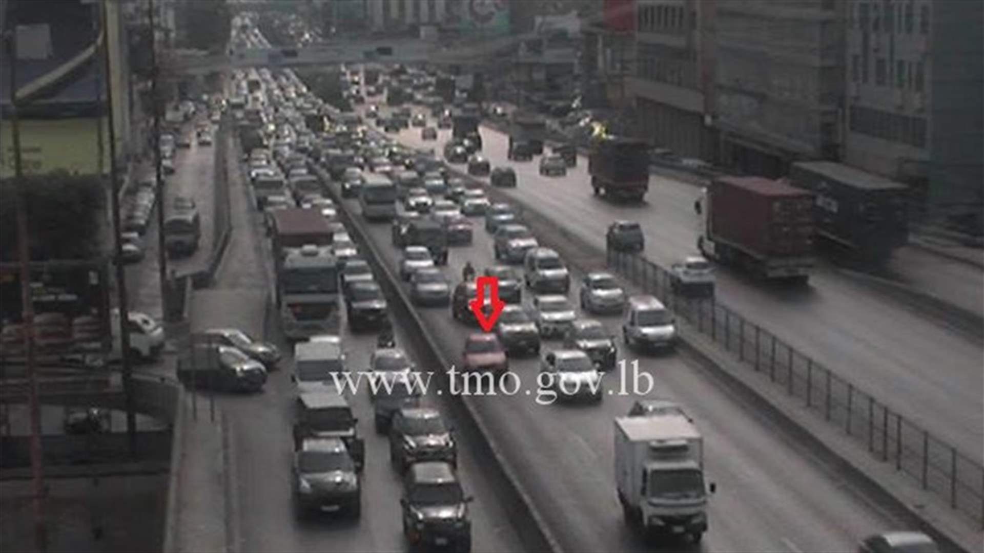 التحكم المروري: تعطل مركبة على اوتوستراد الكرنتينا وزحمة سير كثيفة في المحلة (صورة)