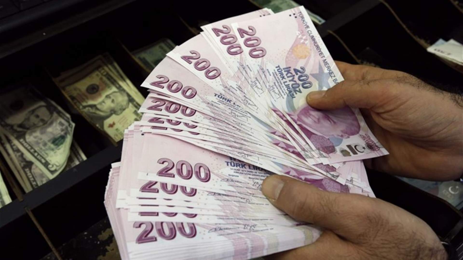 الليرة التركية تتراجع بعد رفع أسعار الفائدة