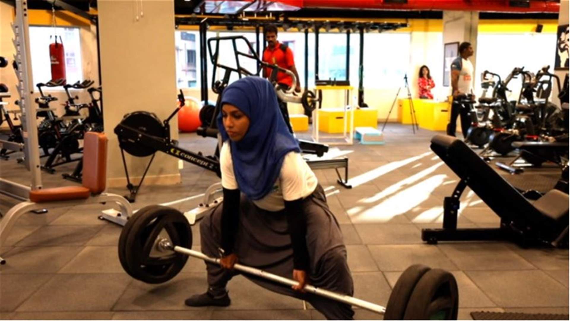 لاعبة كمال أجسام محجّبة تتحدّى العالم والمجتمع (فيديو)