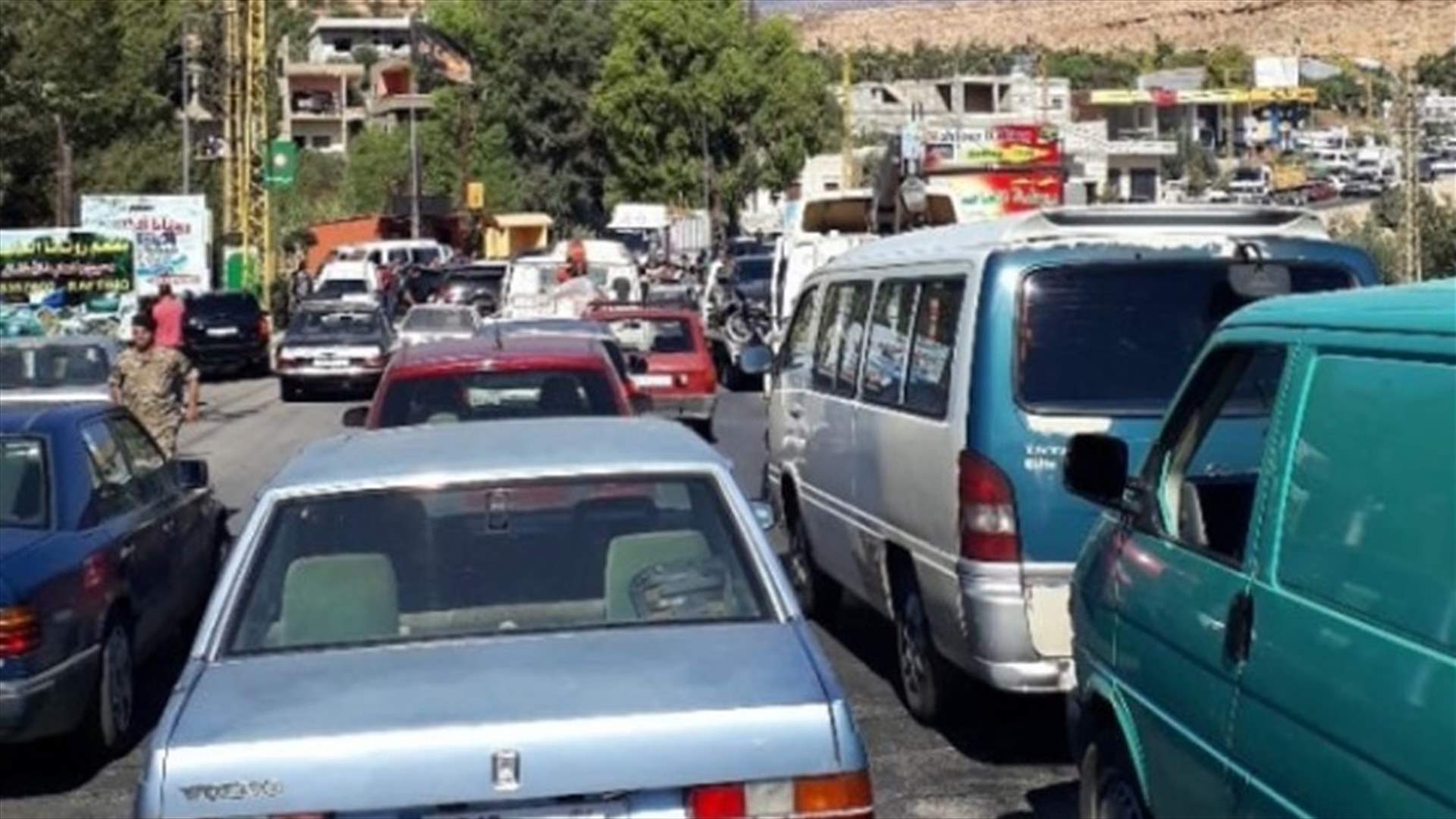 اقفال مدخل الهرمل عند محلة جسر العاصي رفضا لقرار اقامة محطة للصرف الصحي