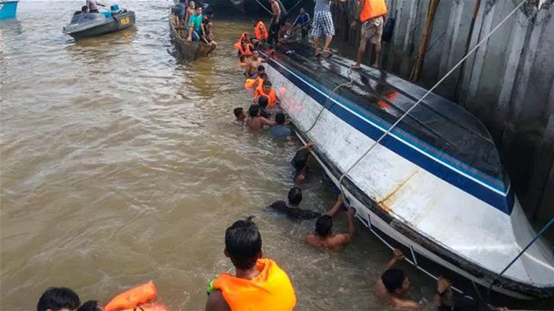 قتلى اثر غرق عبارة باندونيسيا