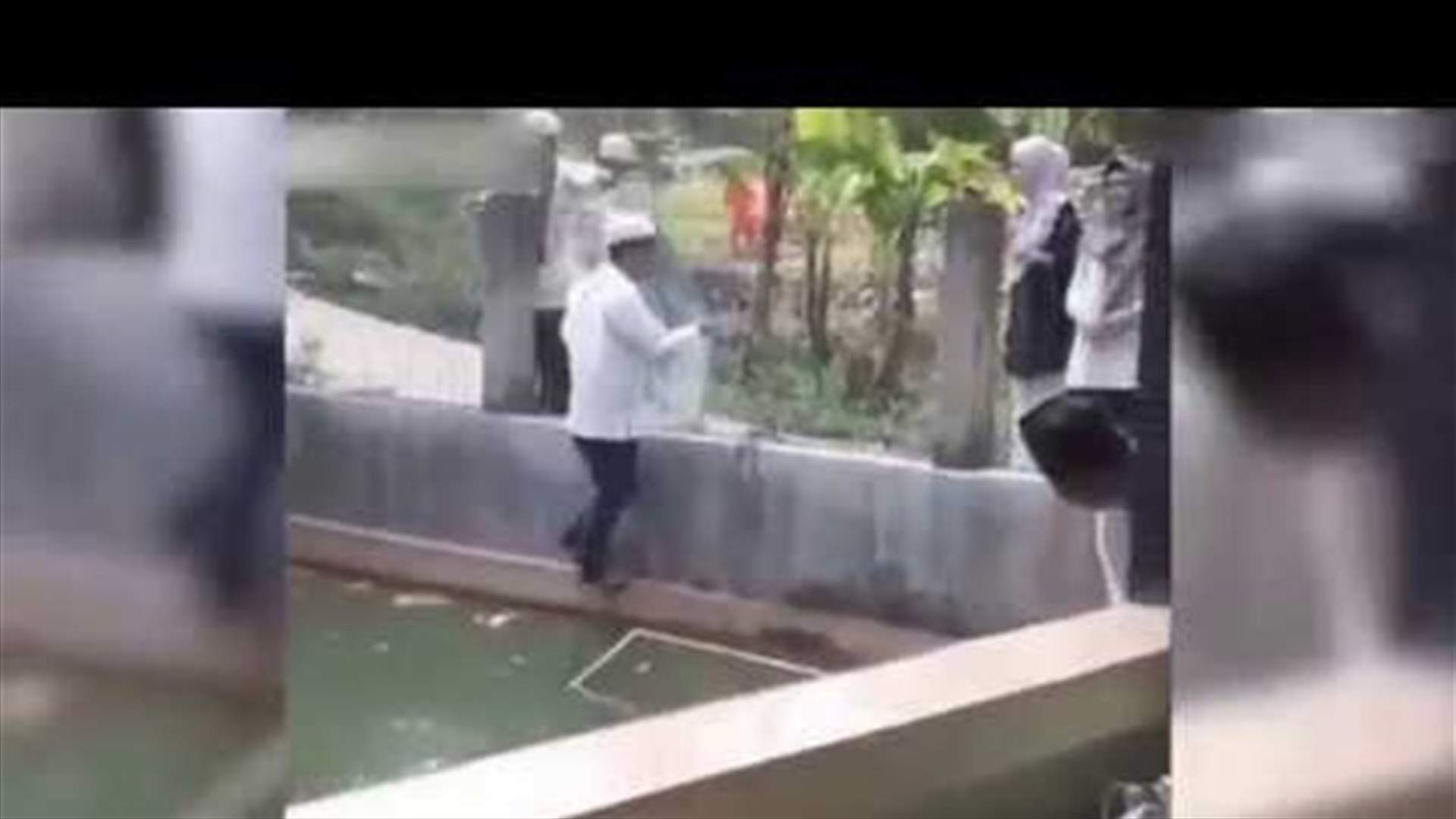 فيديو مروع يُظهر لحظة وقوع جثة في بركة سباحة بعد فقدان 4 رجال توازنهم!