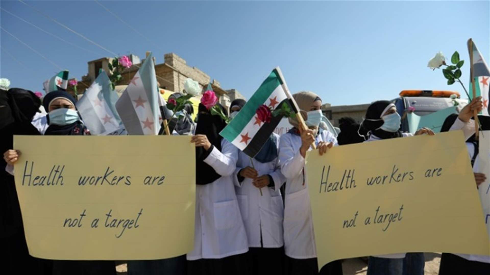 أطباء ومسعفون يتظاهرون في إدلب...