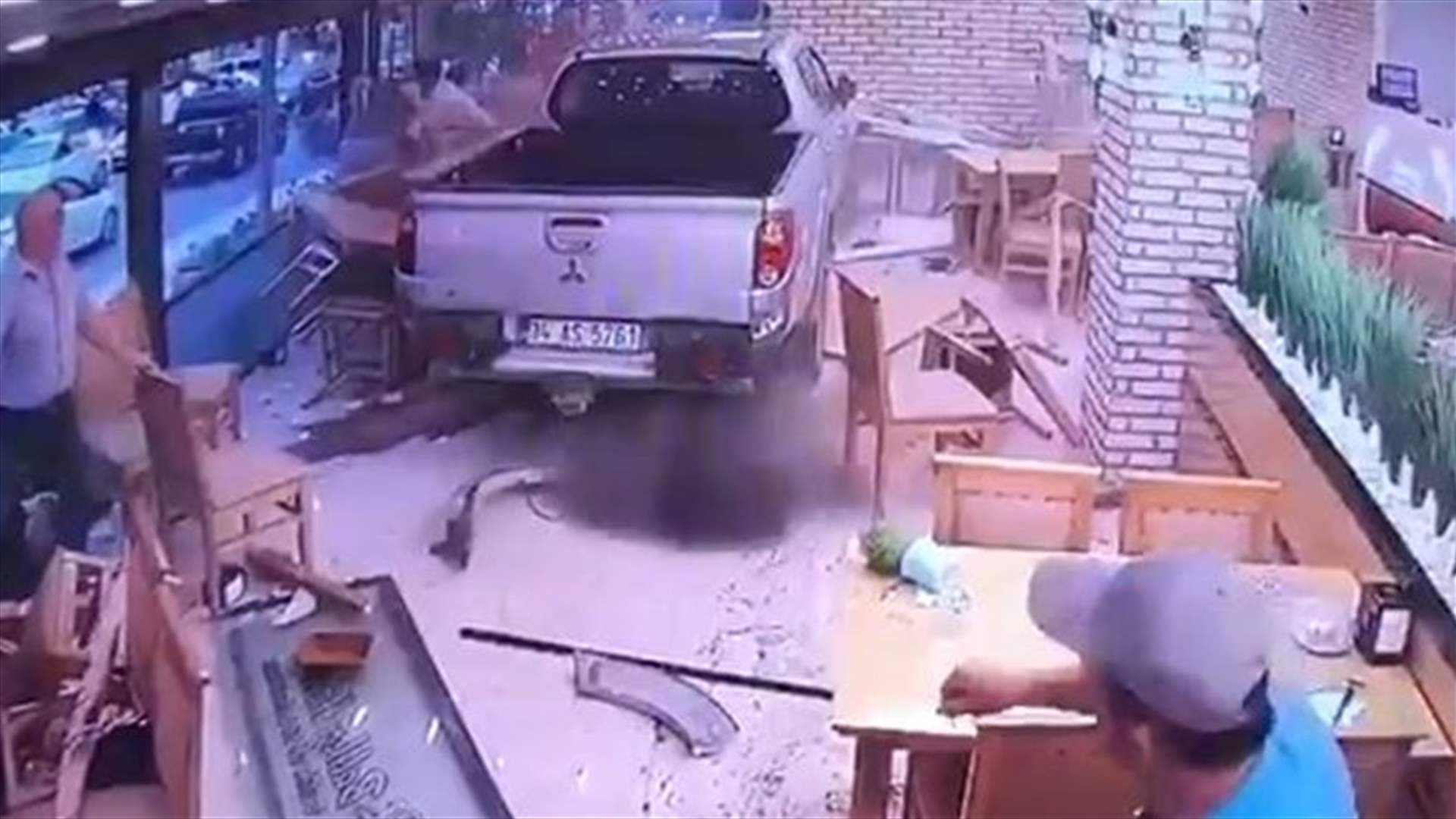 شاحنة تجتاح مطعماً...وادارة منهاتن برمانا توضح (فيديو)