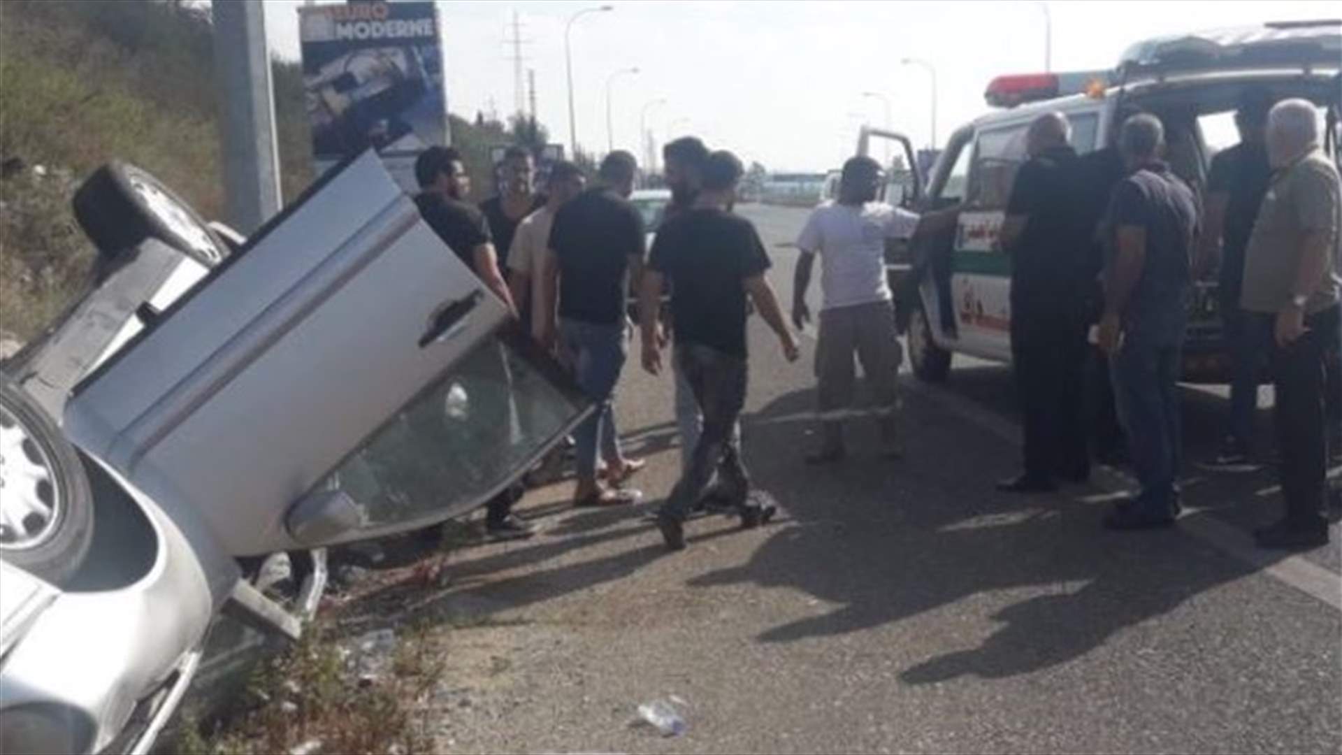 حوادث السير مستمرة وجديدها...إصابة 4 طلاب جامعيين بانقلاب سيارتهم (صورة)