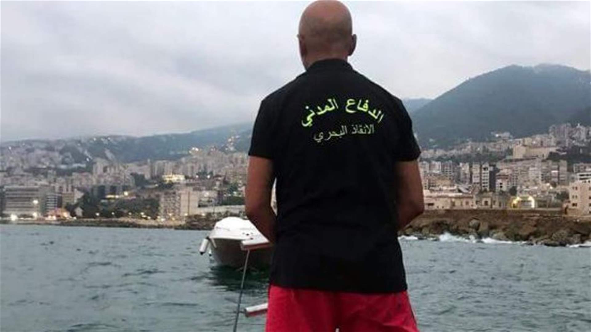 سحب زورق سياحي مقابل خليج جونية