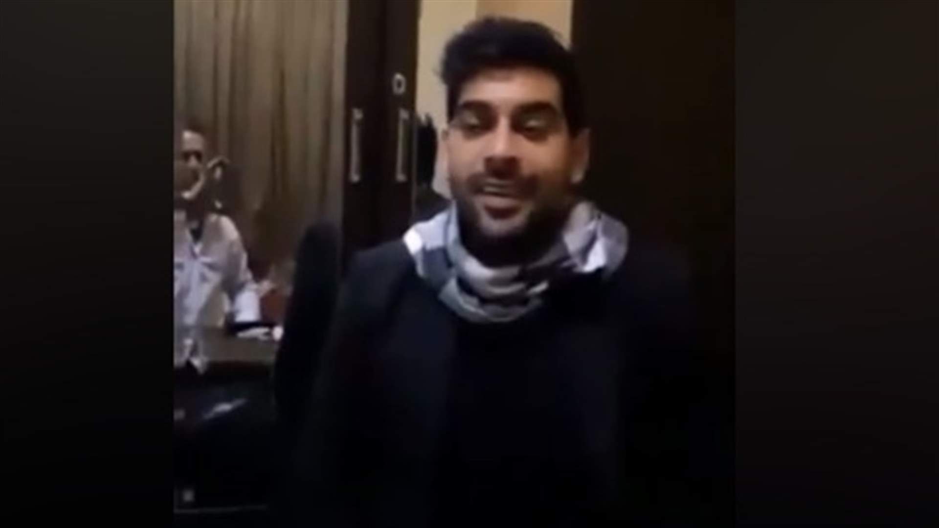 آدم ينشد في عاشوراء.. " إبن طريق الجديدة ينعي الإمام الحسين" بالفيديو