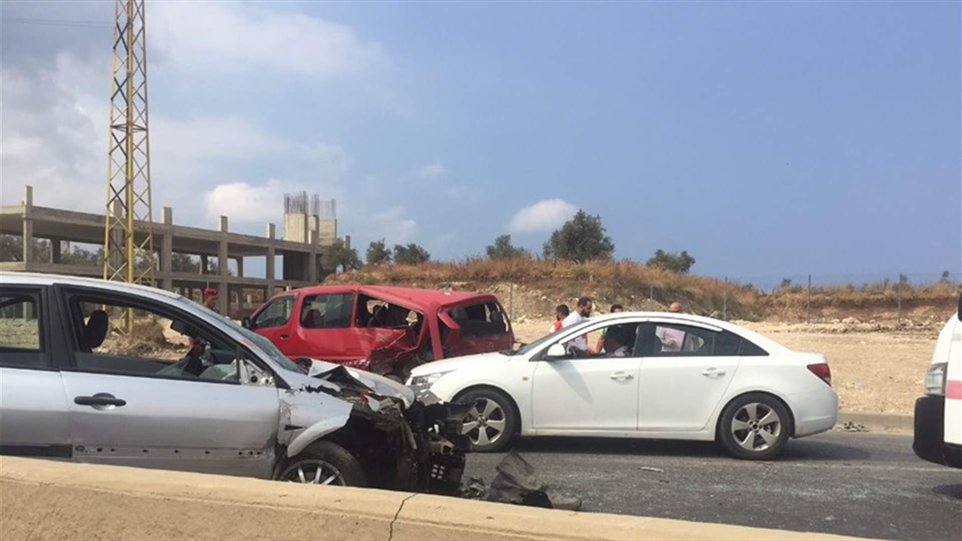 جرحى بحادث سير على اوتوستراد شكا