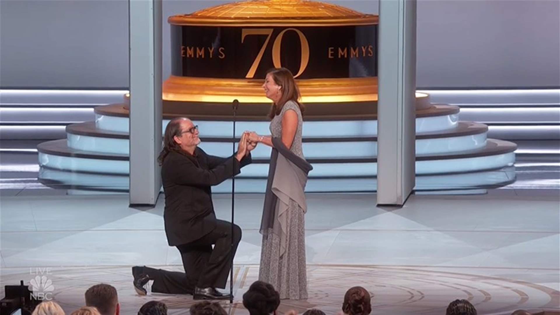 مخرج عالمي يطلب يد حبيبته على المسرح في حفل توزيع جوائز &quot;إيمي&quot; (فيديو)