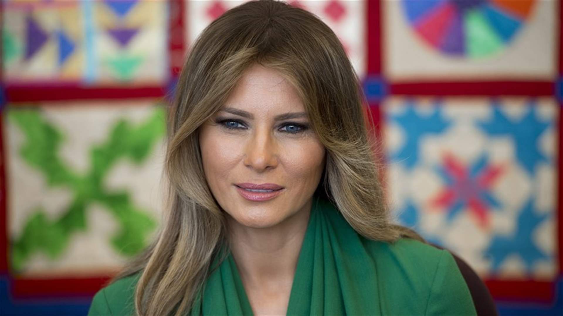 قبل دخول البيت الأبيض... ميلانيا ترامب سرقت الأضواء مرتين في حفل "الإيمي" (صور)