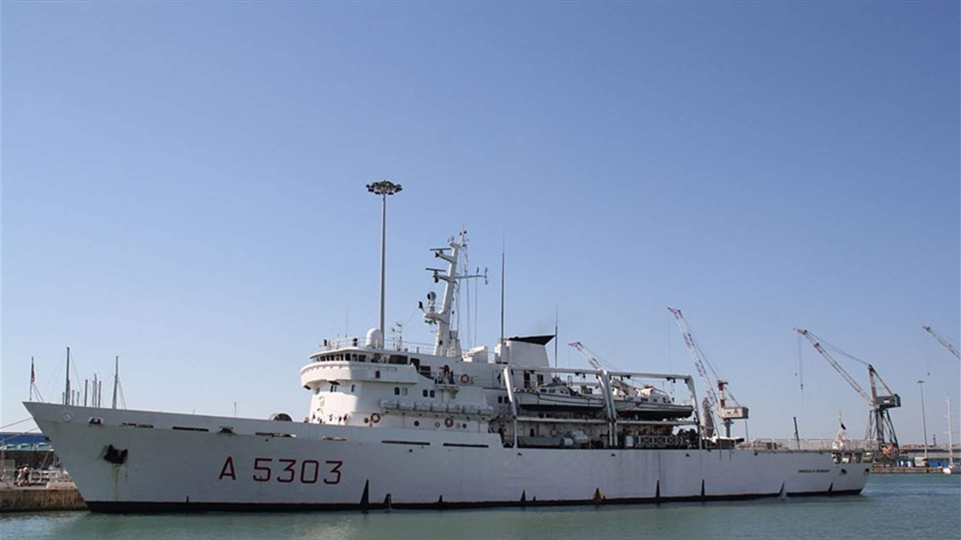 سفينة &quot;الأدميرال مانياغي&quot; في مرفأ بيروت... وتدريب واسع النطاق مع البحرية اللبنانية