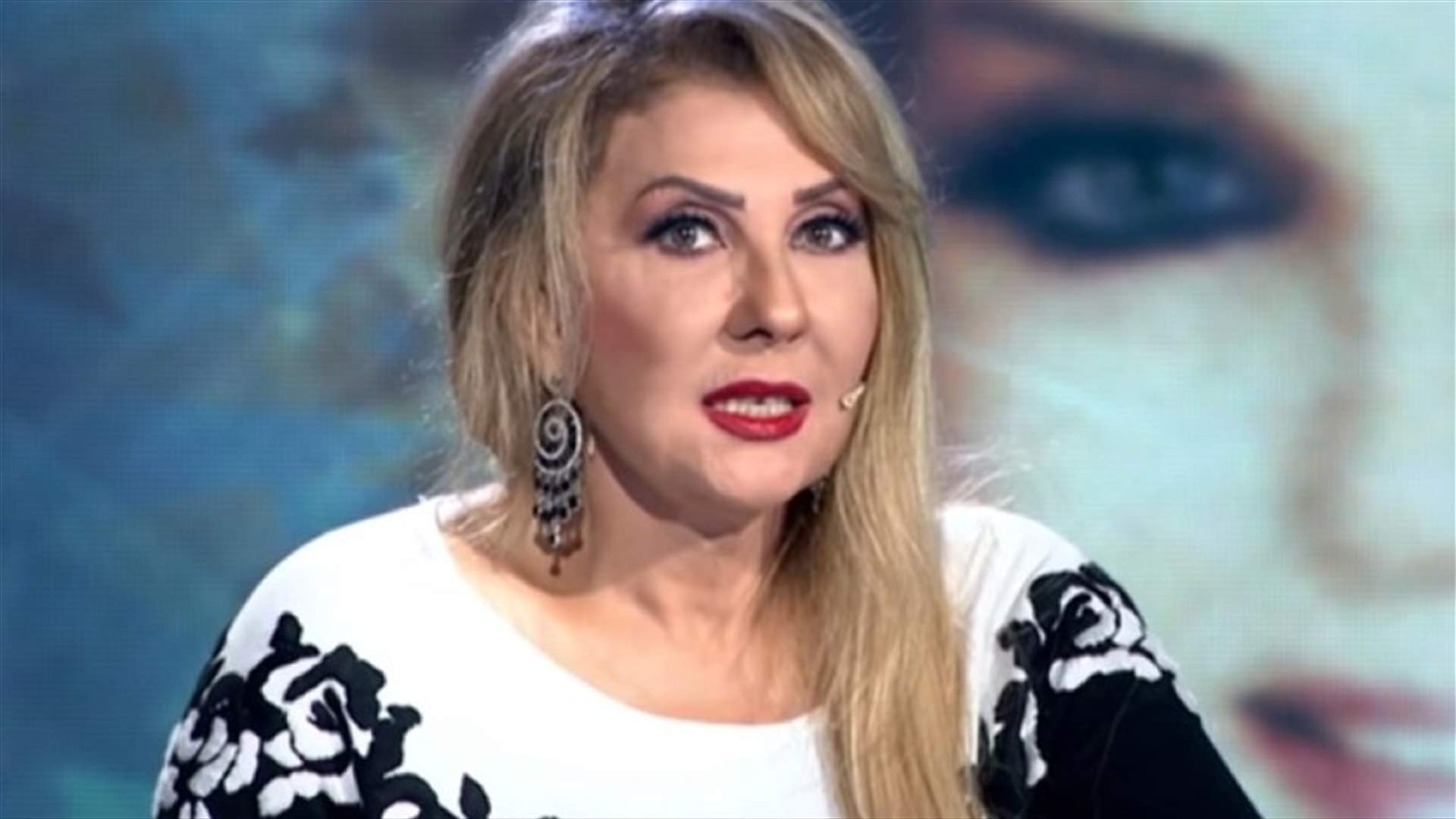 نادية الجندي تثير الجدل بفستان مكشوف الصدر (صور)