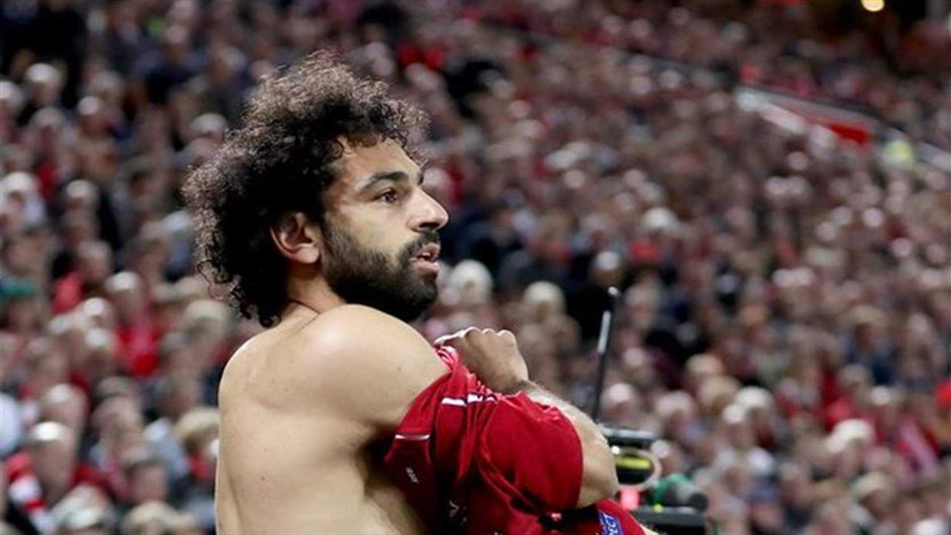 مشجعو محمد صلاح في حالة قلق... ماذا تبيّن لهم حين خلع قميصه (صورة)