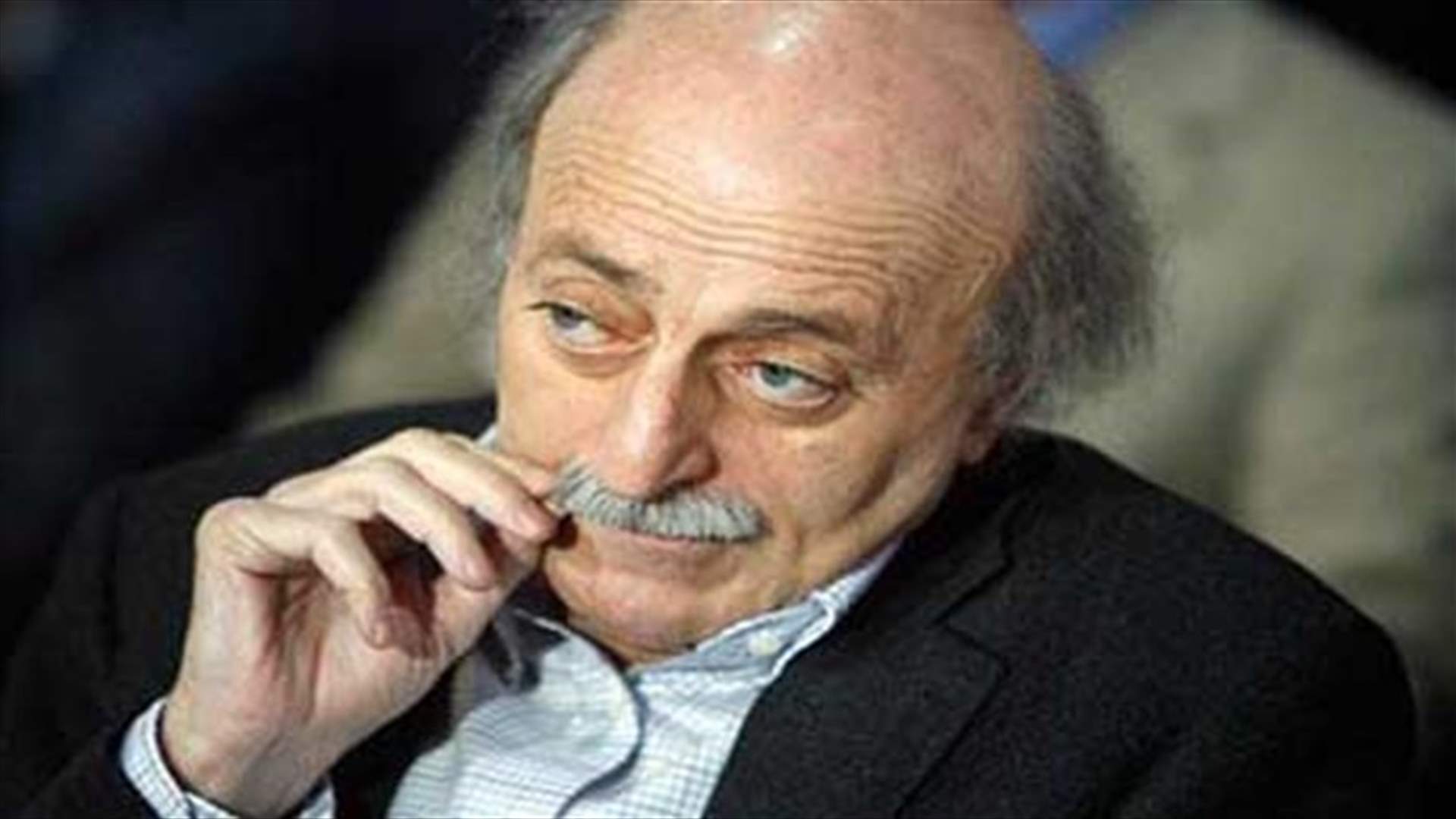 بعد حديثه عن عدم ممانعته زيارة وزرائه لسوريا...جنبلاط يوضح
