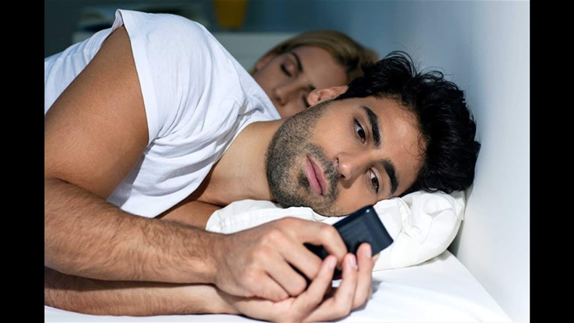 سرق صور صديقتها من هاتفها... فطلّقته