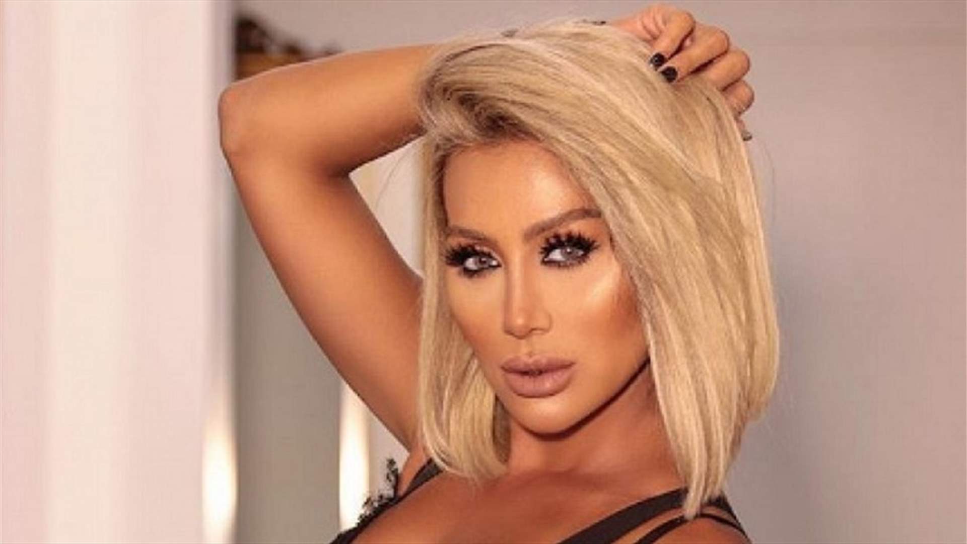 مايا دياب تقبّل يد عادل إمام بالفيديو.. وقميصها حديث روّاد الإنترنت