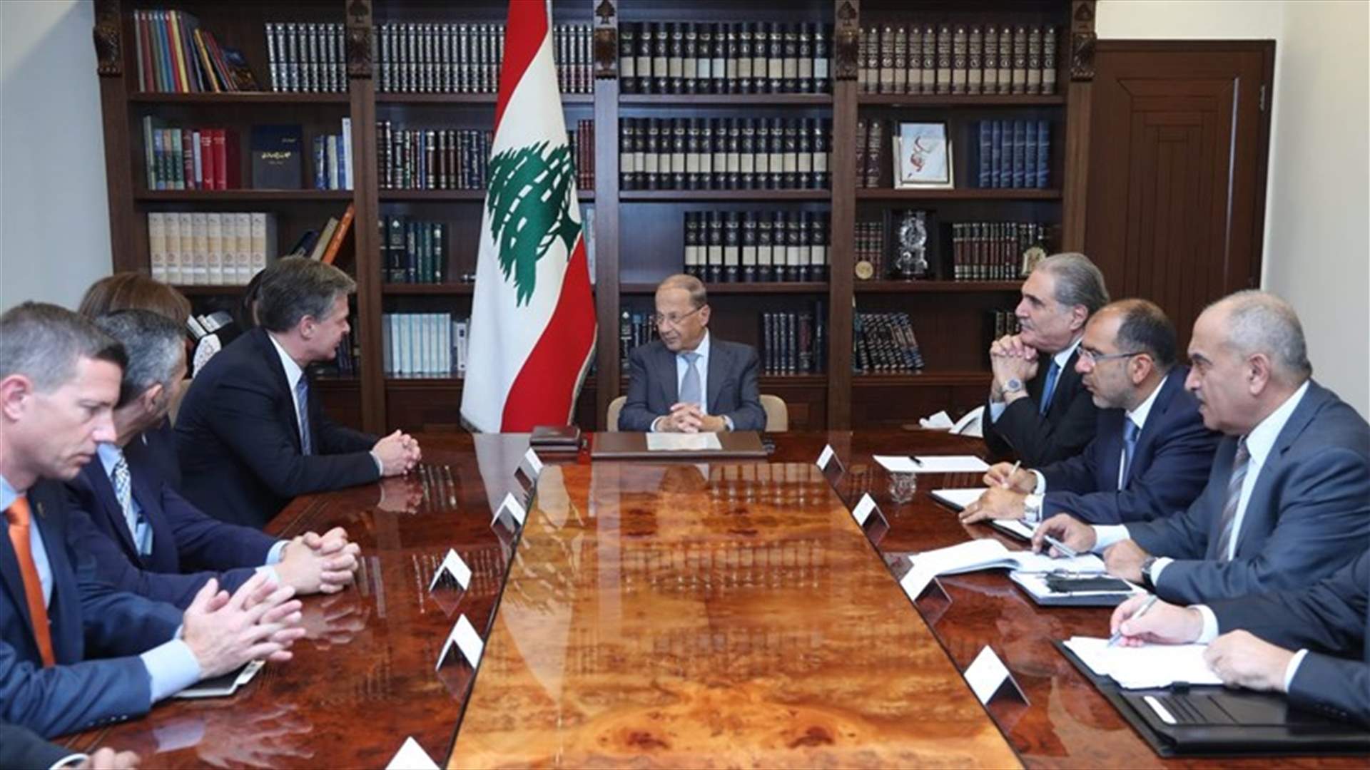 عون استقبل مدير الـ FBI: لاستمرار التعاون بين الولايات المتحدة والجيش اللبناني