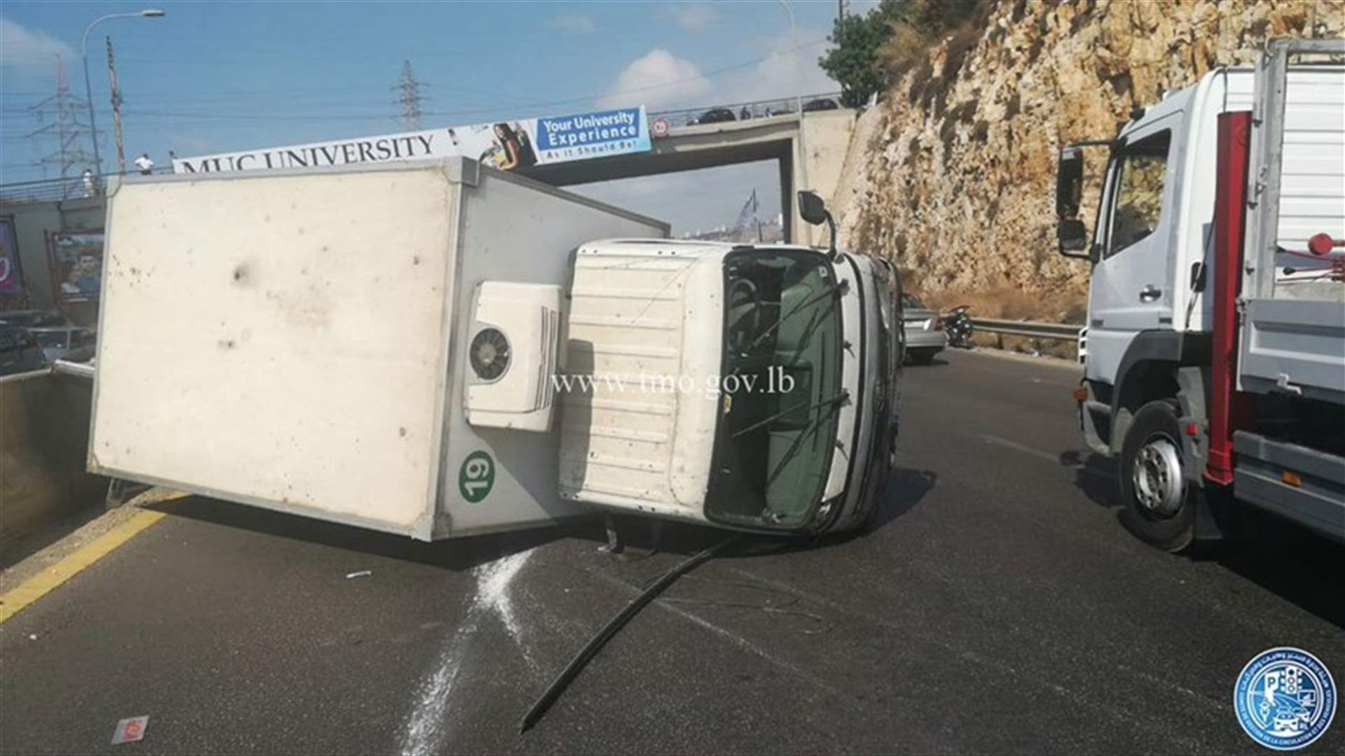 التحكم المروري: جريح نتيجة انقلاب بيك اب على اوتوستراد الجية باتجاه بيروت وحركة المرور كثيفة في المحلة (صورة)