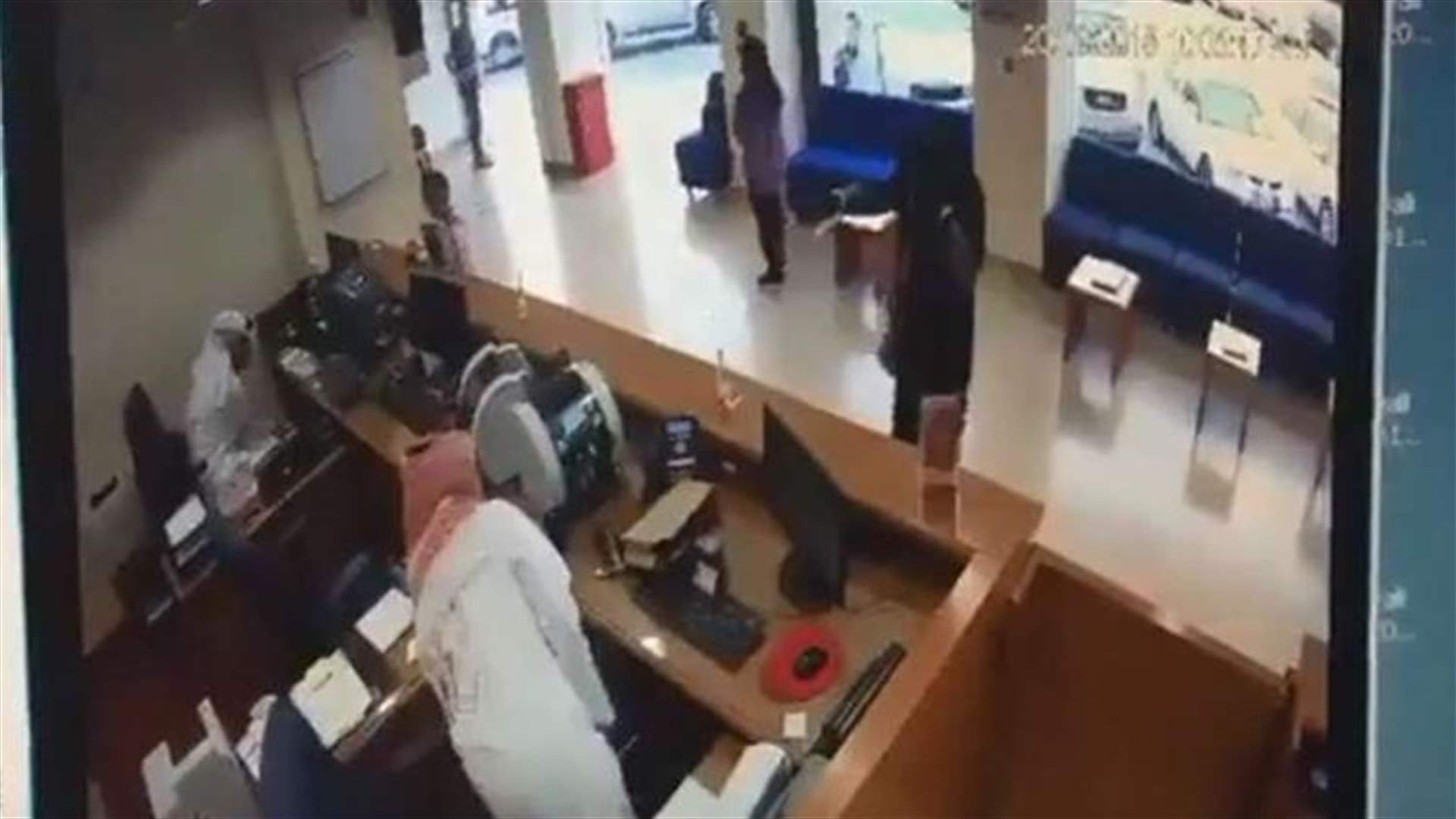 "منقبة" تسطو على مصرف في الكويت