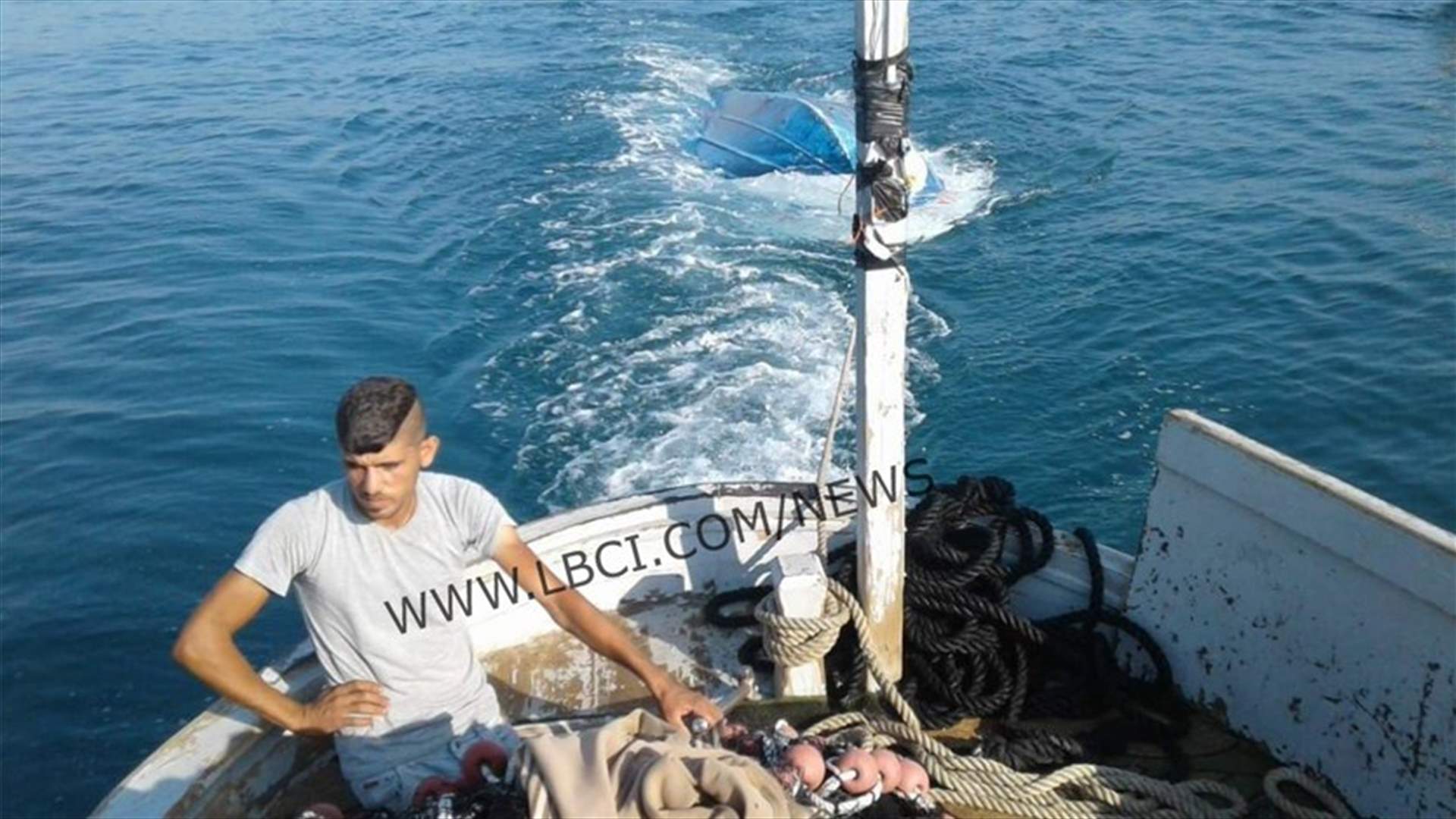 الصور الأولى لعملية إنتشال مركب النازحين السوريين الذين غرقوا مقابل شاطىء عكار