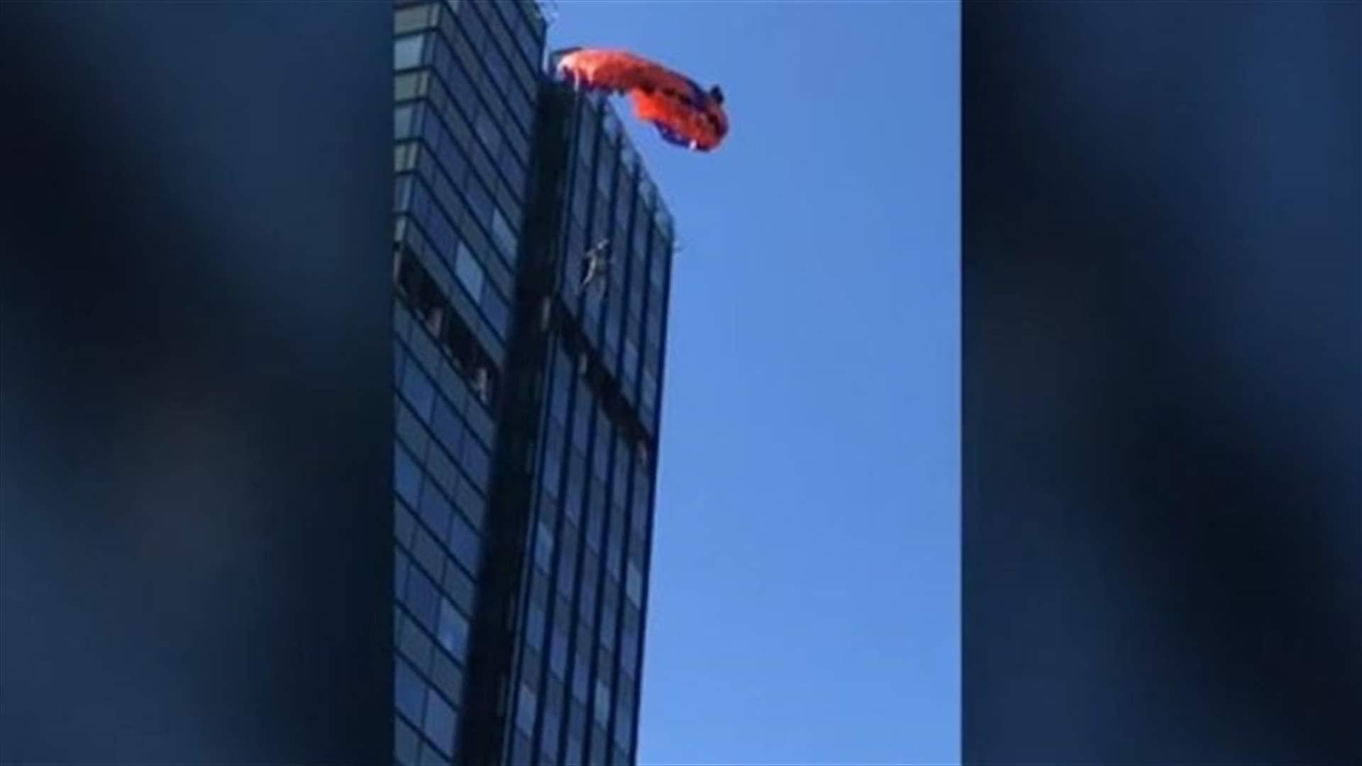 قفزة بالمظلة تنتهي بطريقة مروّعة... فيديو وثّق ماذا فعلت الرياح المفاجئة بالمغامر!