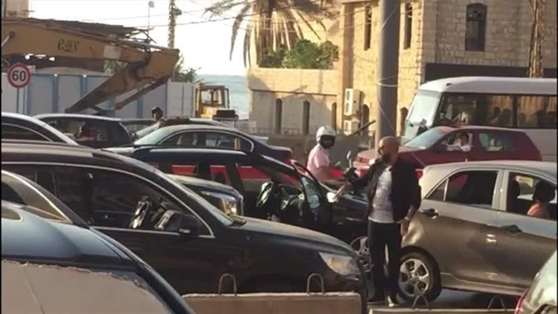 إشكال بين هشام حداد وموكب على الأتوستراد... فيديو أثار الضجة